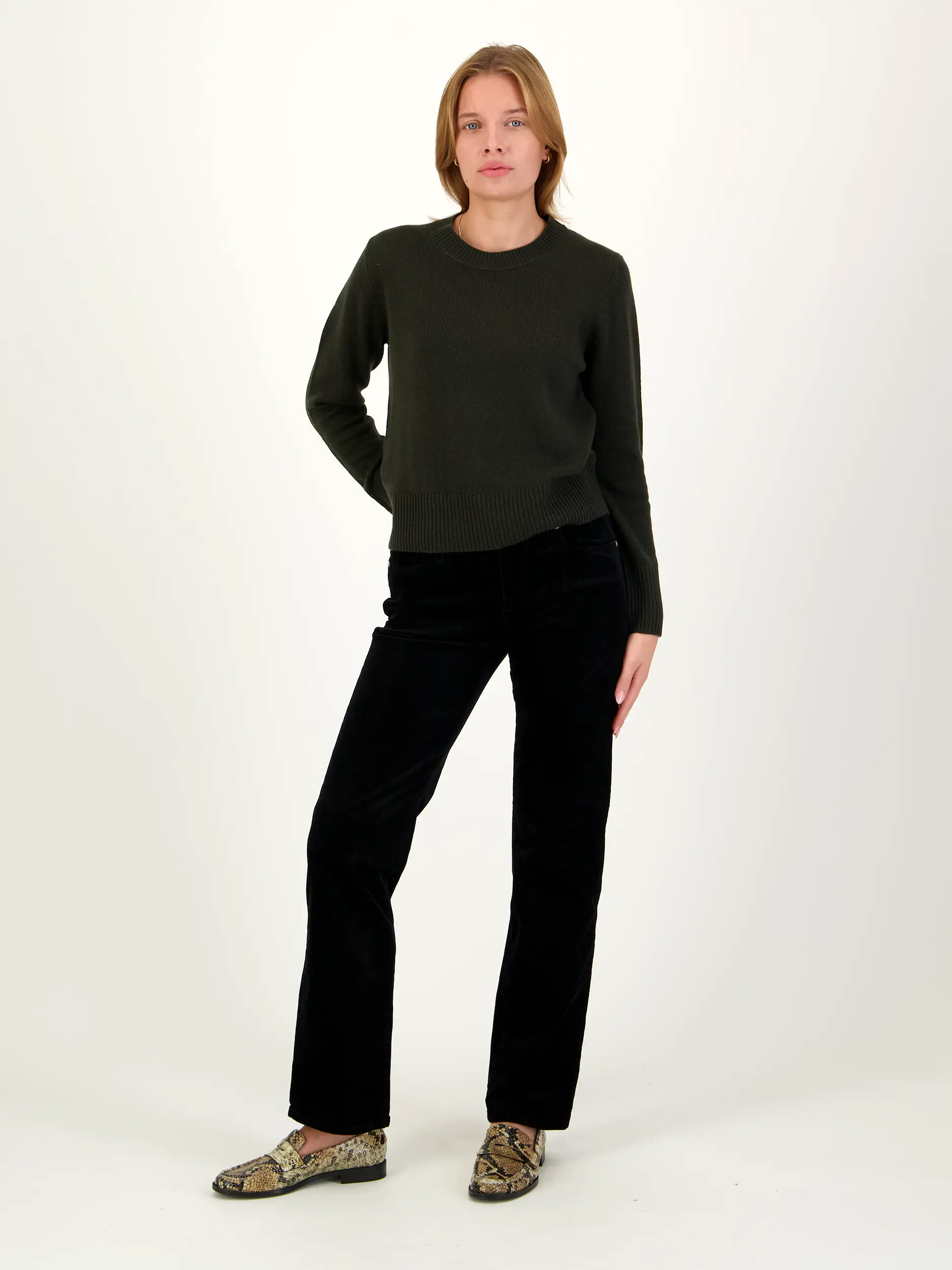 Pullover aus Kaschmir langarm - Artikel Teil eines Outfits getragen von einem Modell - Farbe: Grün