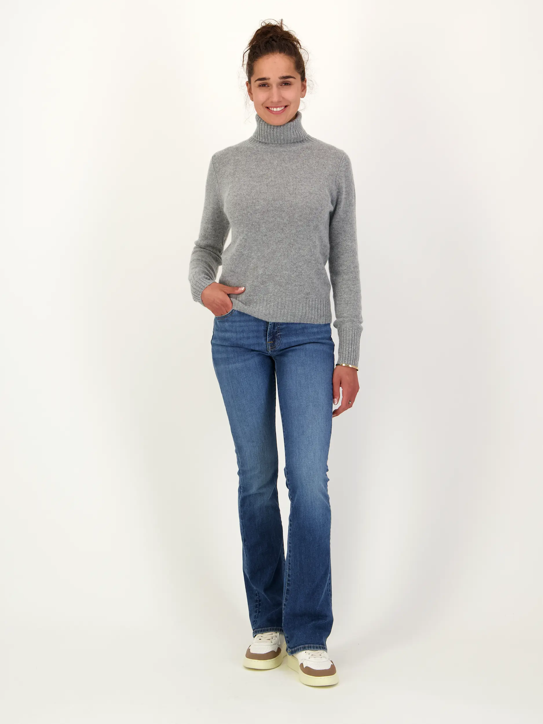 Rollkragenpullover aus Kaschmir langarm - Artikel Teil eines Outfits getragen von einem Modell - Farbe: Grau