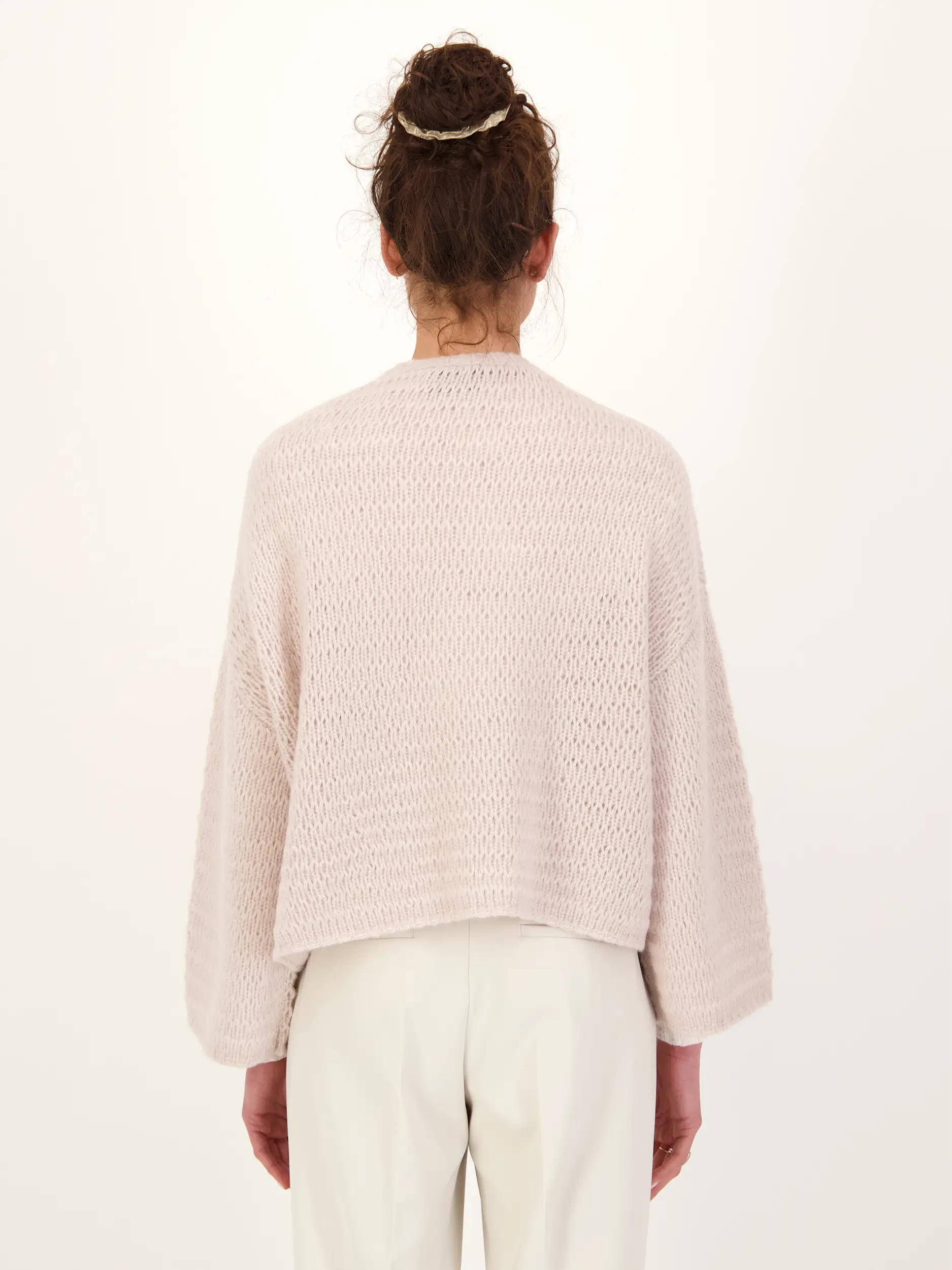 Strickjacke 'Tsuge' aus Kaschmir Seide Mix - Artikel Rückseite getragen von einem Modell - Farbe: Violett