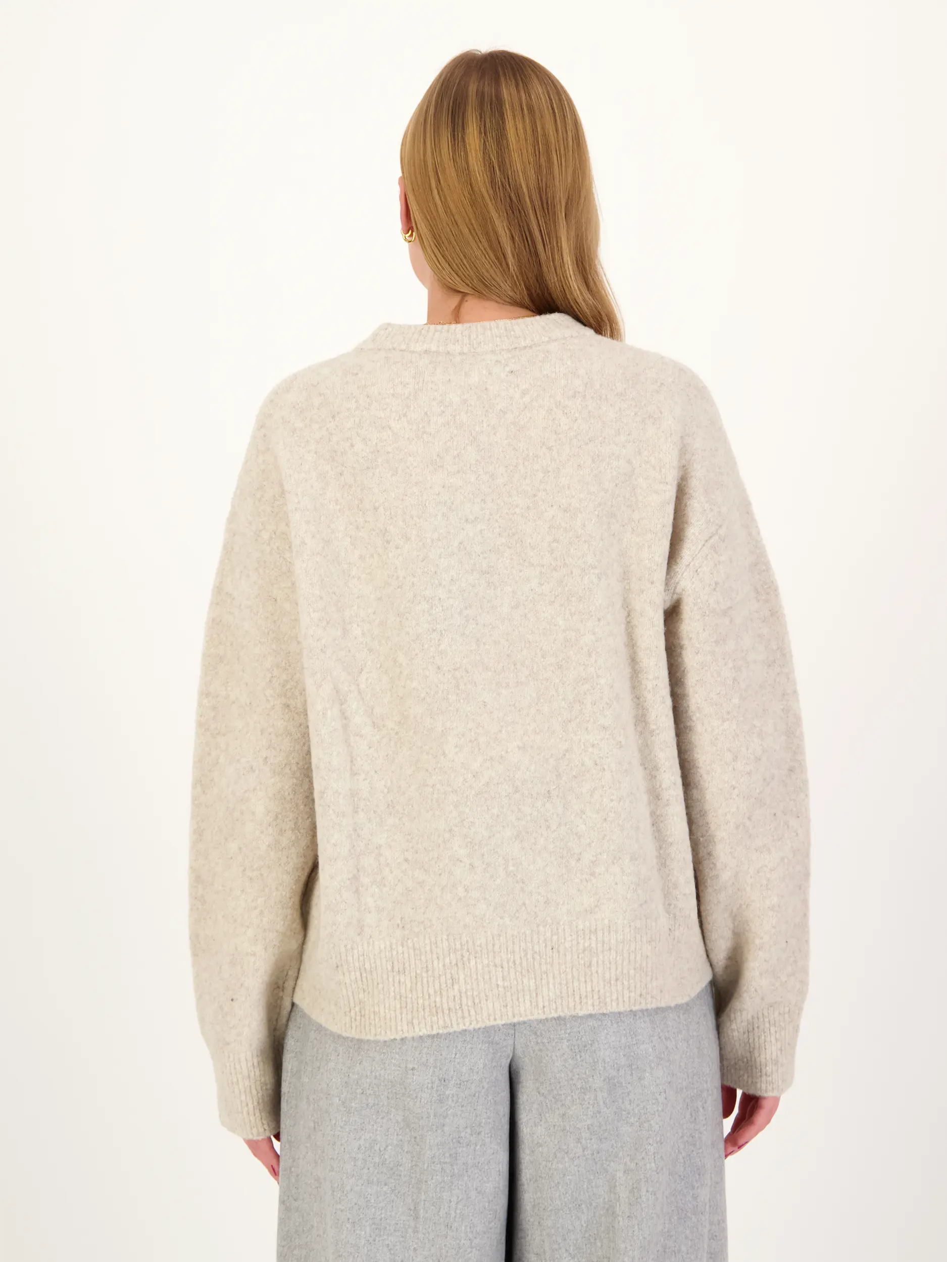 Pullover 'Samelody' aus Wolle langarm - Artikel Rückseite getragen von einem Modell - Farbe: Grau