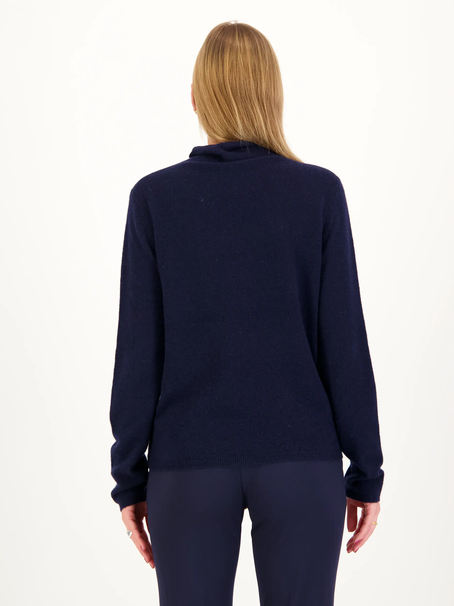 Pullover aus Kaschmir langarm - Artikel Rückseite getragen von einem Modell - Farbe: Blau