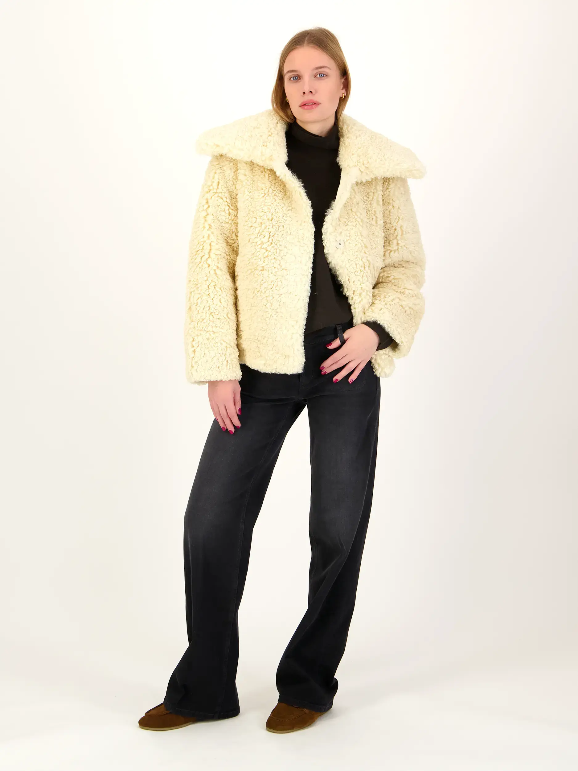 Pullover 'Liora' aus Wolle langarm - Artikel Teil eines Outfits getragen von einem Modell - Farbe: Braun