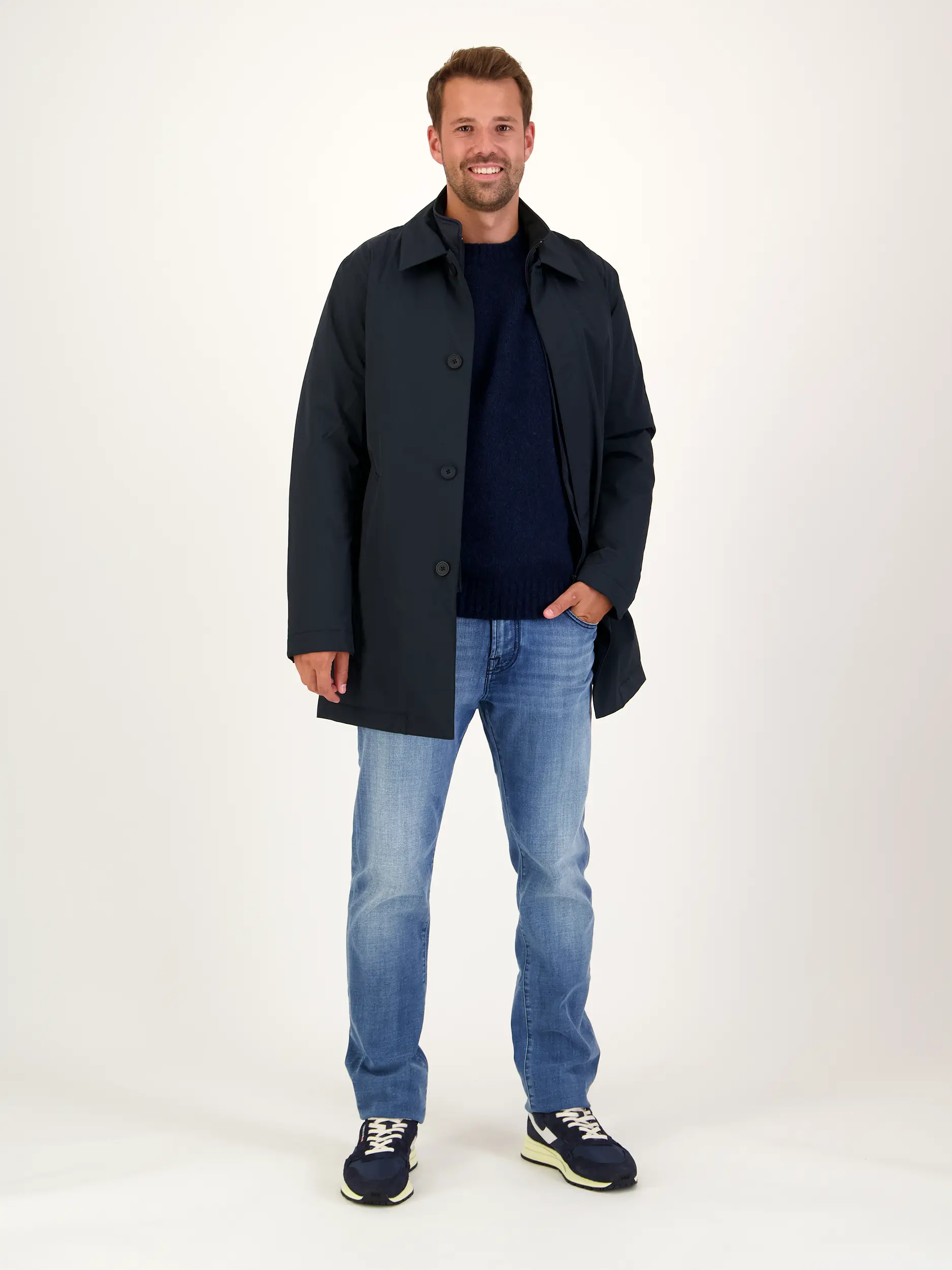 Pullover 'Lee' aus Merinowoll-Mix langarm - Artikel Teil eines Outfits getragen von einem Modell - Farbe: Blau