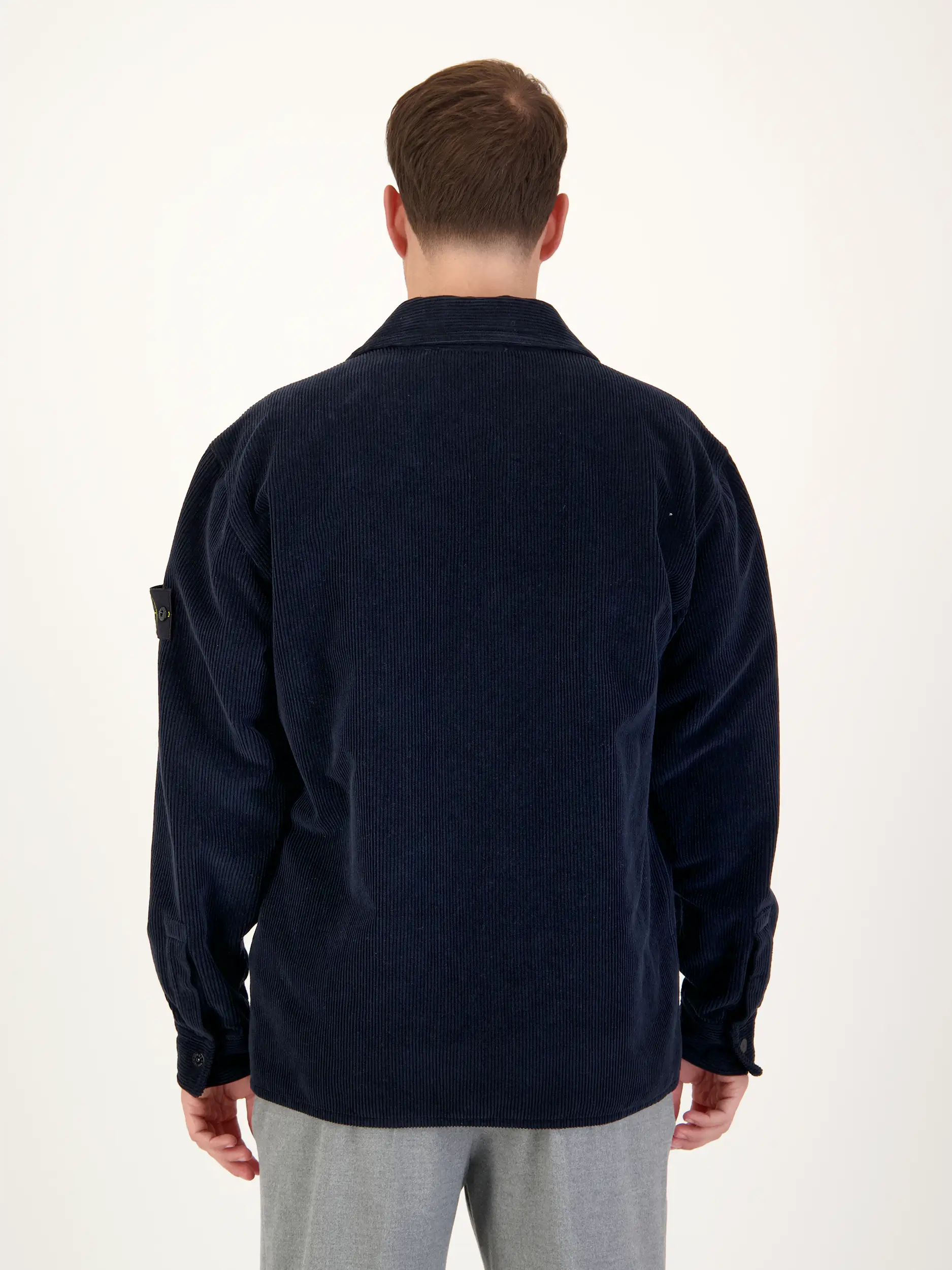 Cord Overshirt - Artikel Rückseite getragen von einem Modell - Farbe: Blau