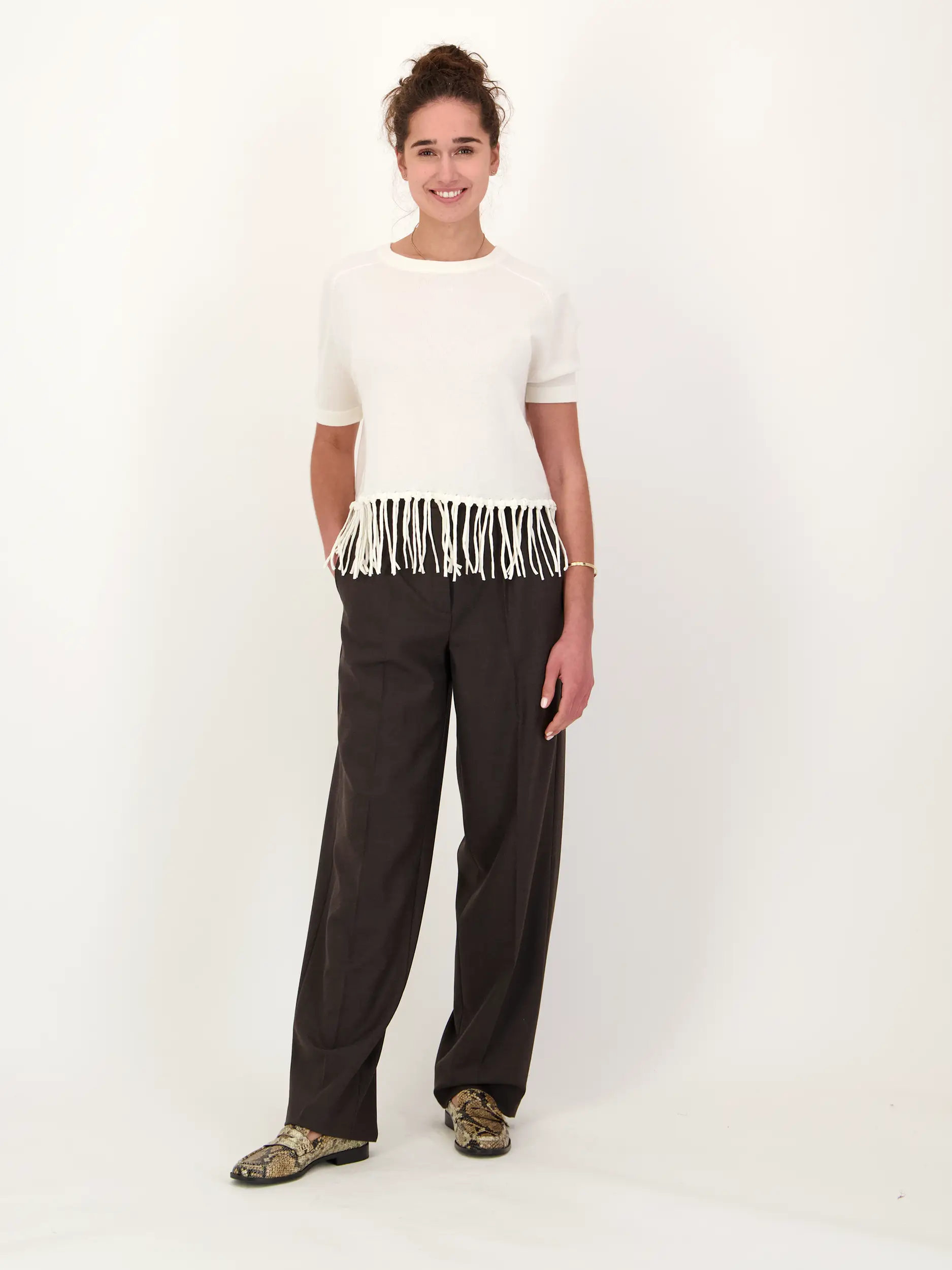 Pullover aus Wolle mit Fransen kurzarm - Artikel Teil eines Outfits getragen von einem Modell - Farbe: Creme