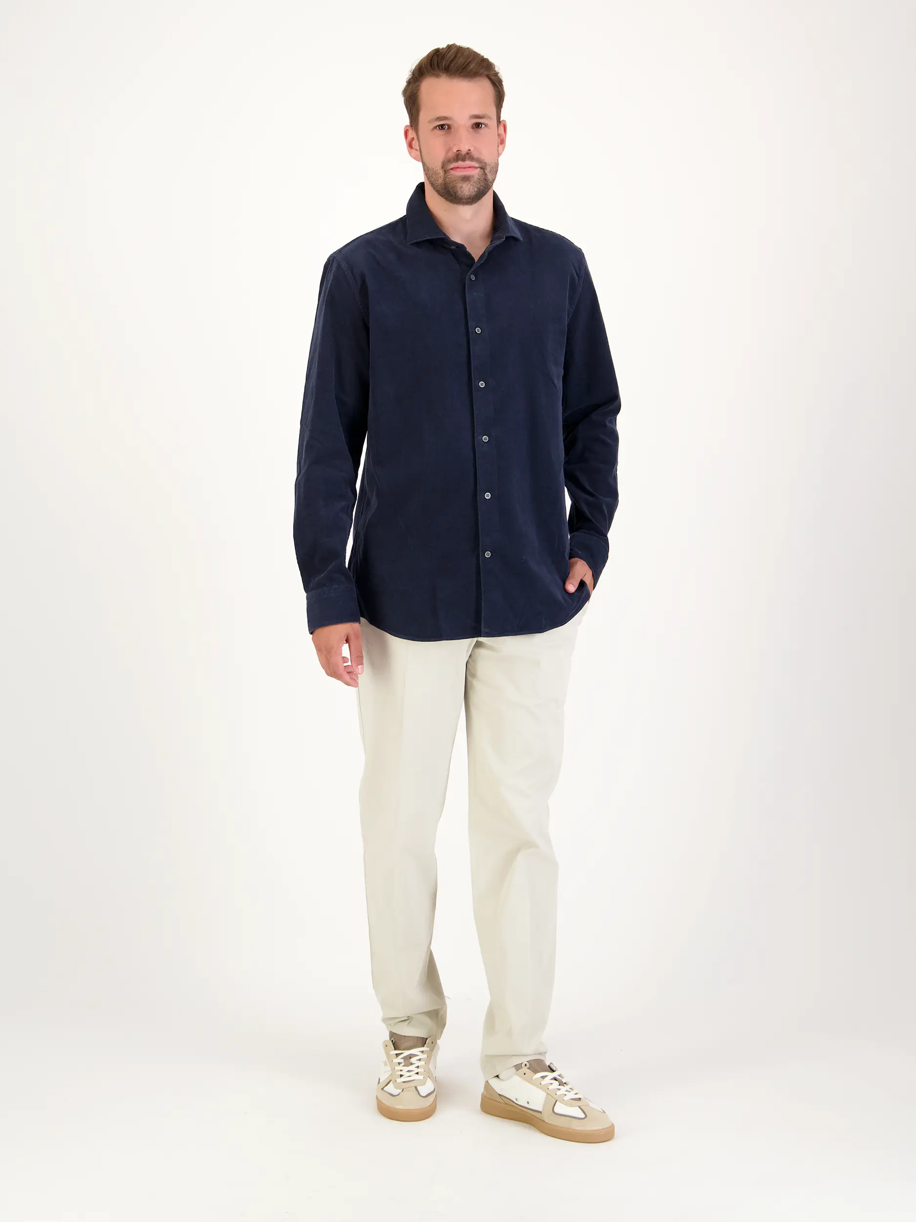Cordhemd mit Haifischkragen langarm - Artikel Teil eines Outfits getragen von einem Modell - Farbe: Blau