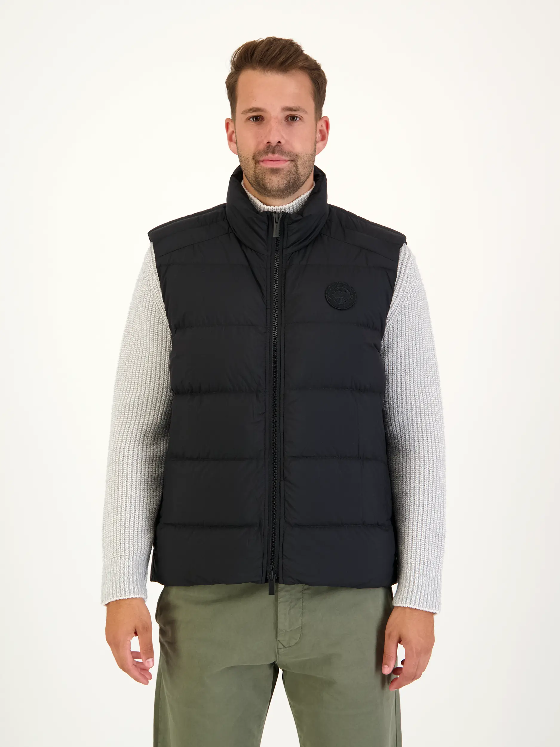 Outdoorweste 'Crofton' aus Daunen - Artikel Vorderseite getragen von einem Modell - Farbe: Schwarz