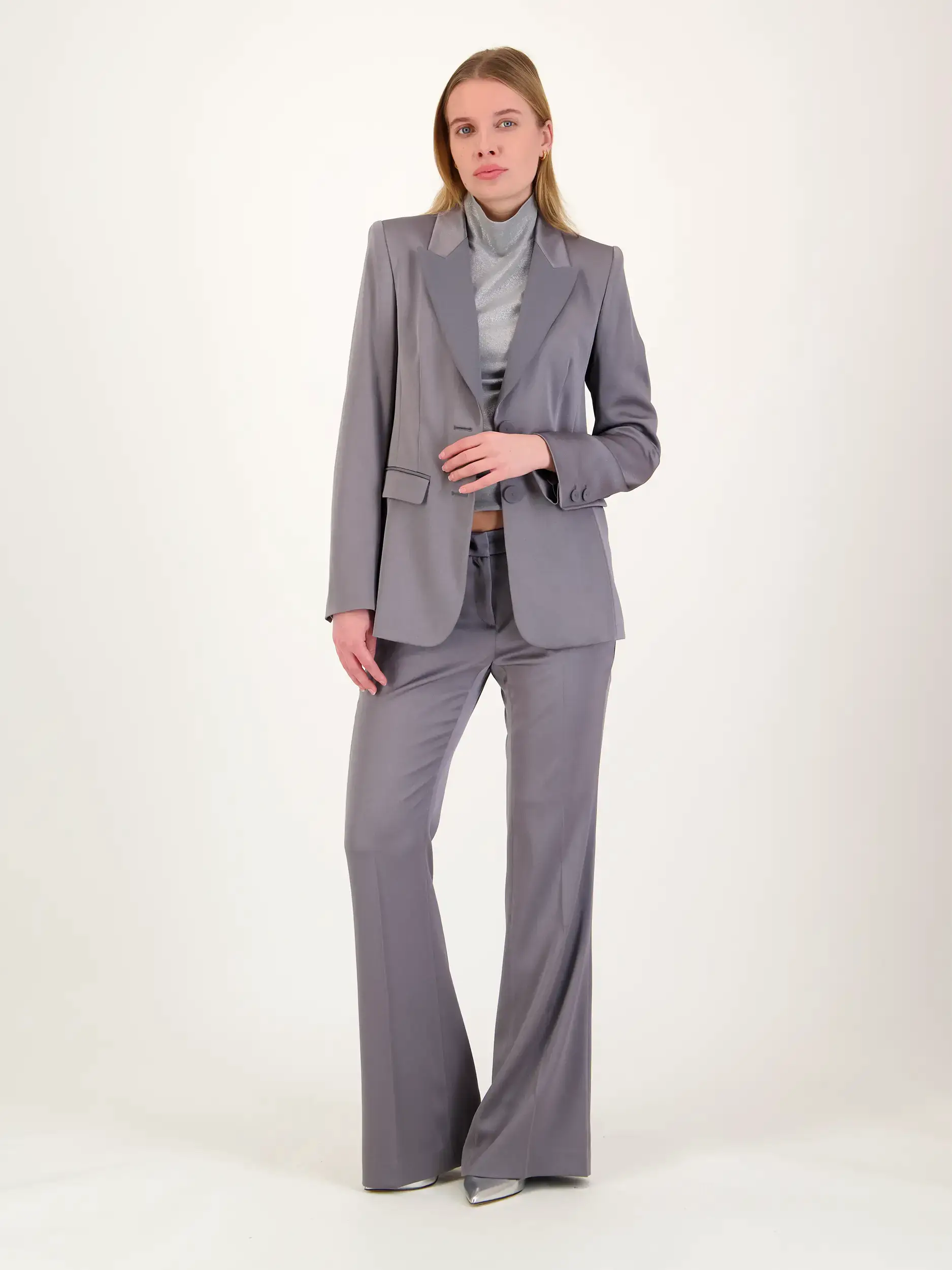 Satinhose - Artikel Teil eines Outfits getragen von einem Modell - Farbe: Grau