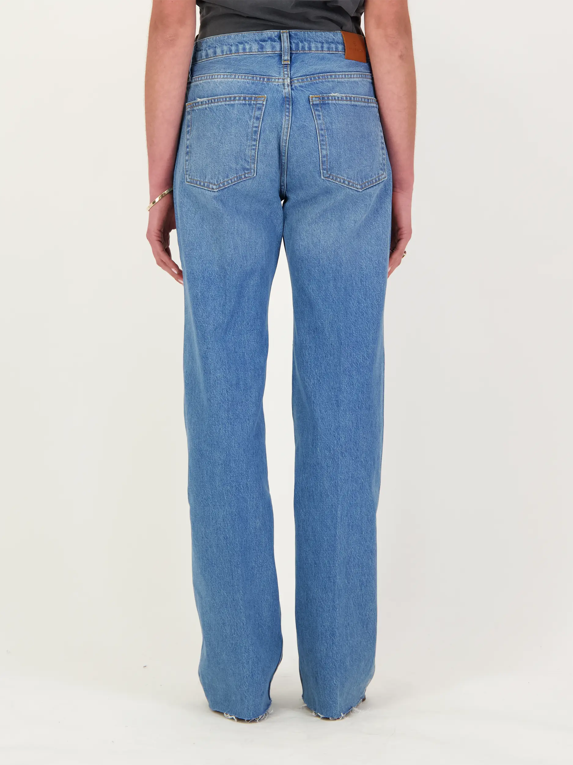 Jeans 'Hugh' - Artikel Rückseite getragen von einem Modell - Farbe: Blau