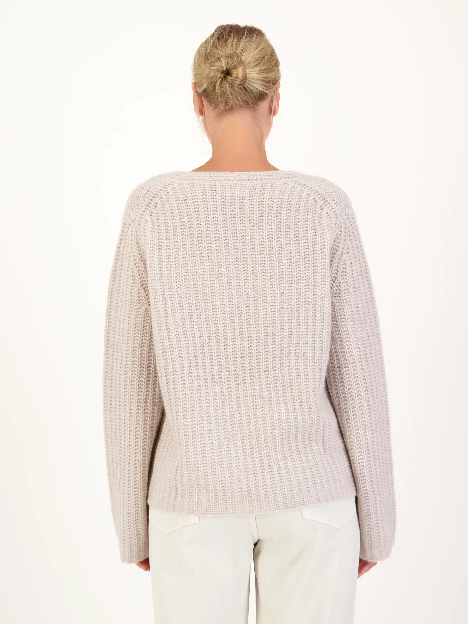 Pullover aus Kaschmir langarm - Artikel Rückseite getragen von einem Modell - Farbe: Beige