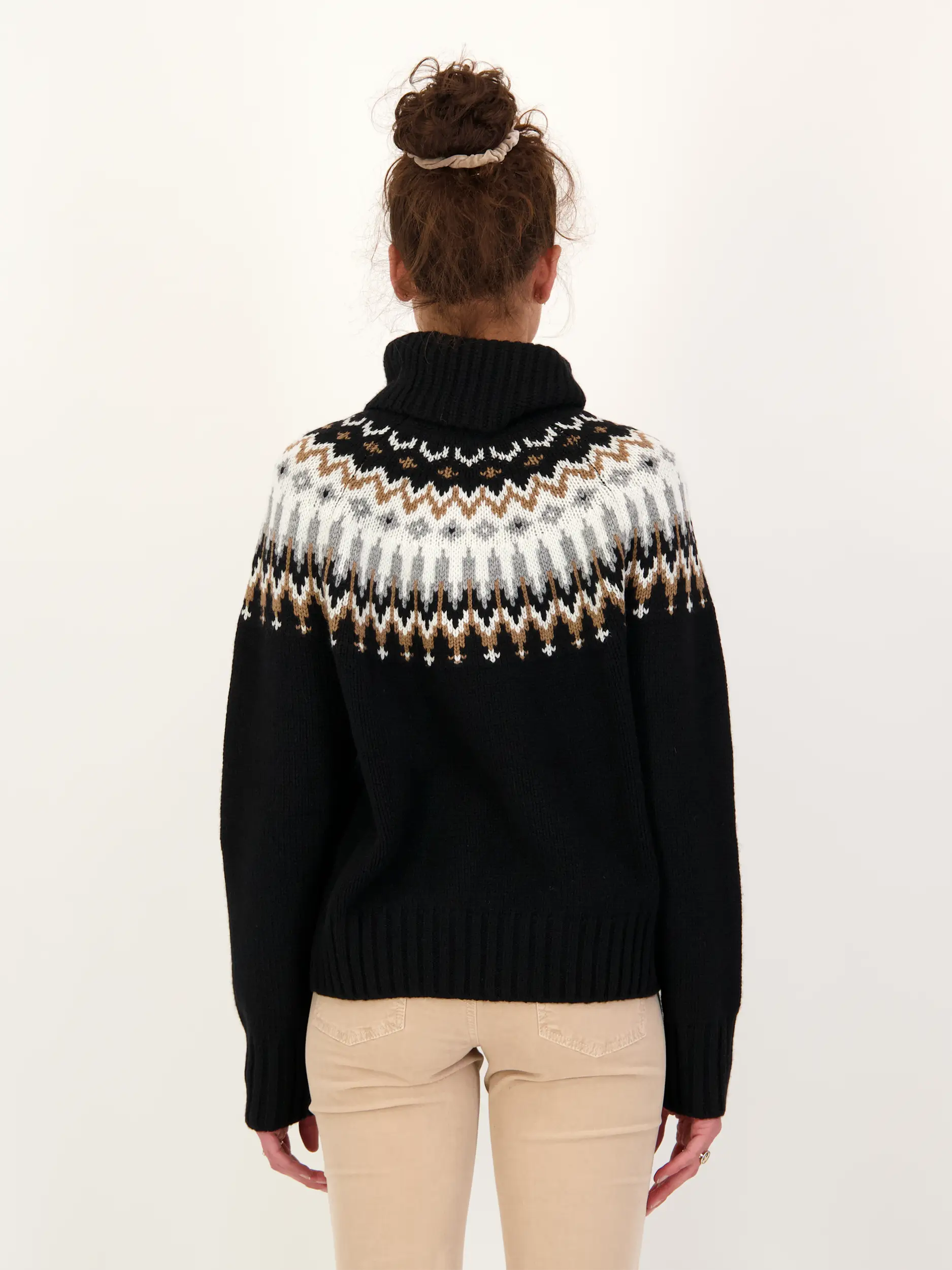 Pullover 'Ingrid' mit Norweger-Muster  - Artikel Rückseite getragen von einem Modell - Farbe: Schwarz