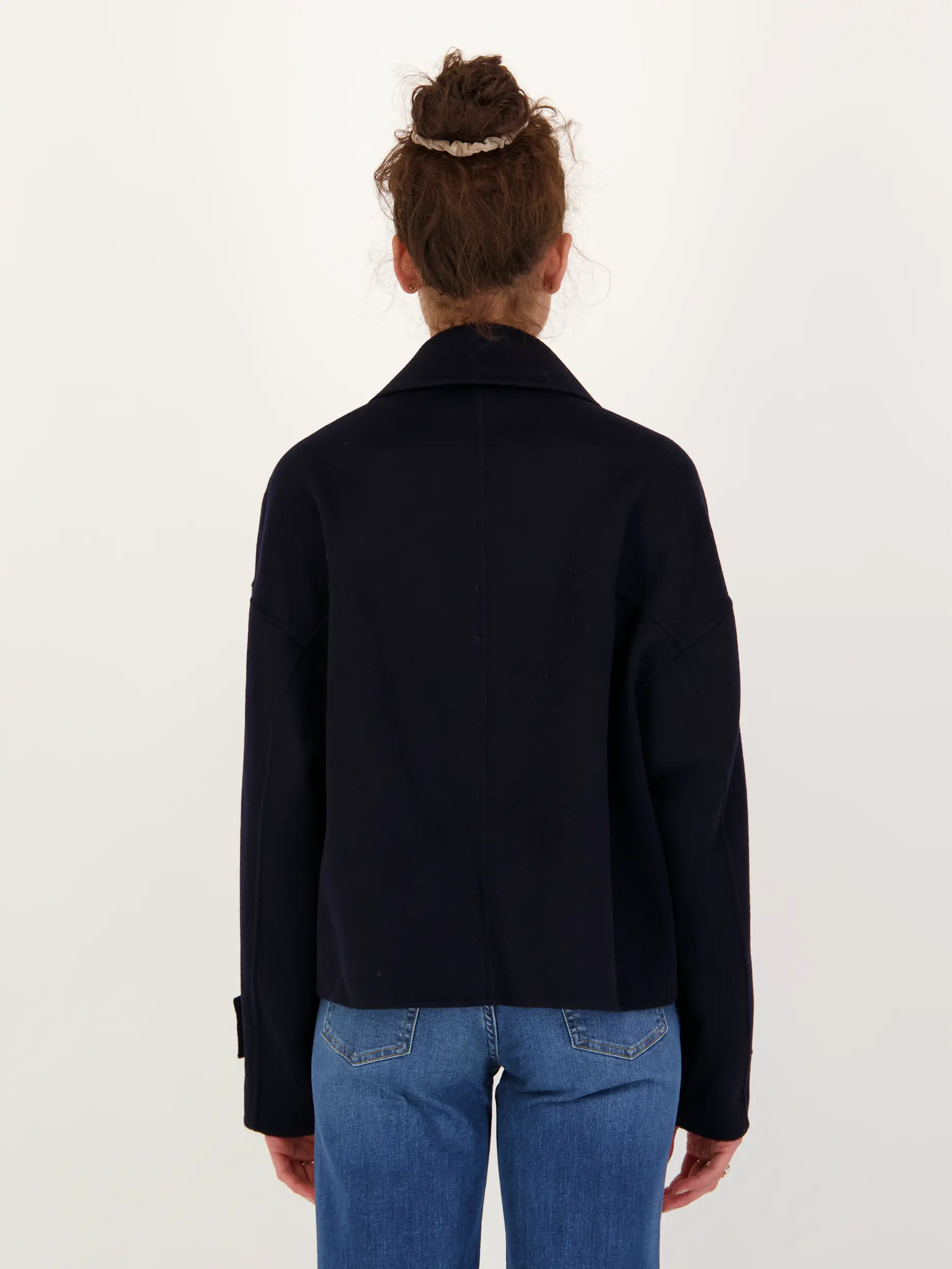 Wolljacke 'Zaria' - Artikel Rückseite getragen von einem Modell - Farbe: Blau