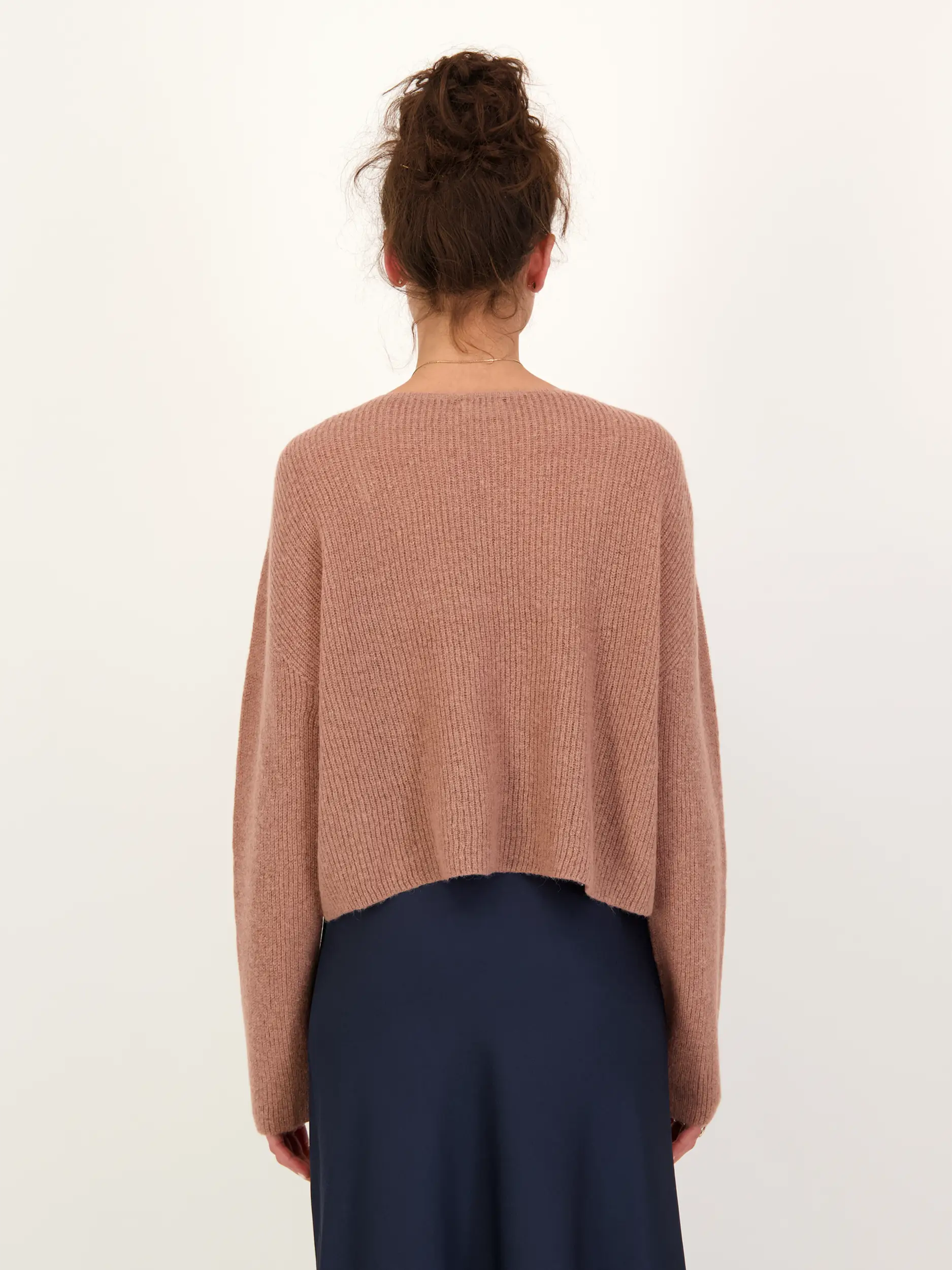 Pullover 'Imeny' langarm - Artikel Rückseite getragen von einem Modell - Farbe: Braun