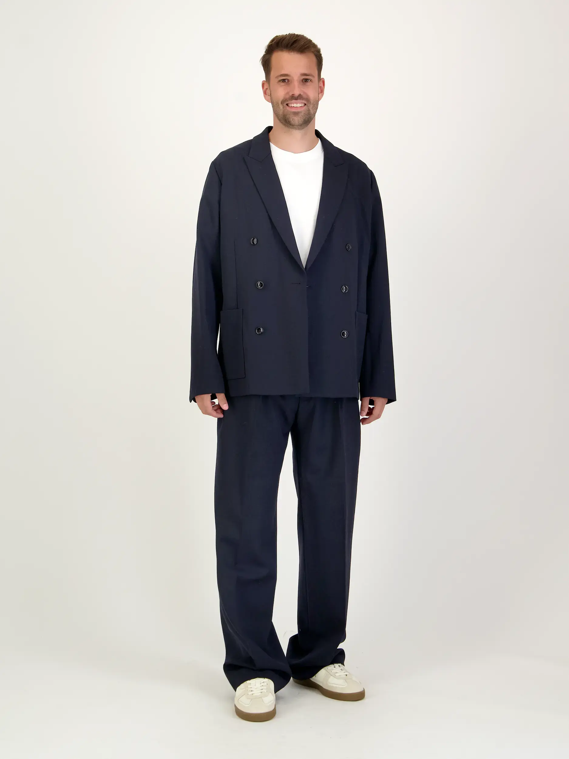 Zweireihiges Sakko 'Jordin' - Artikel Teil eines Outfits getragen von einem Modell - Farbe: Blau