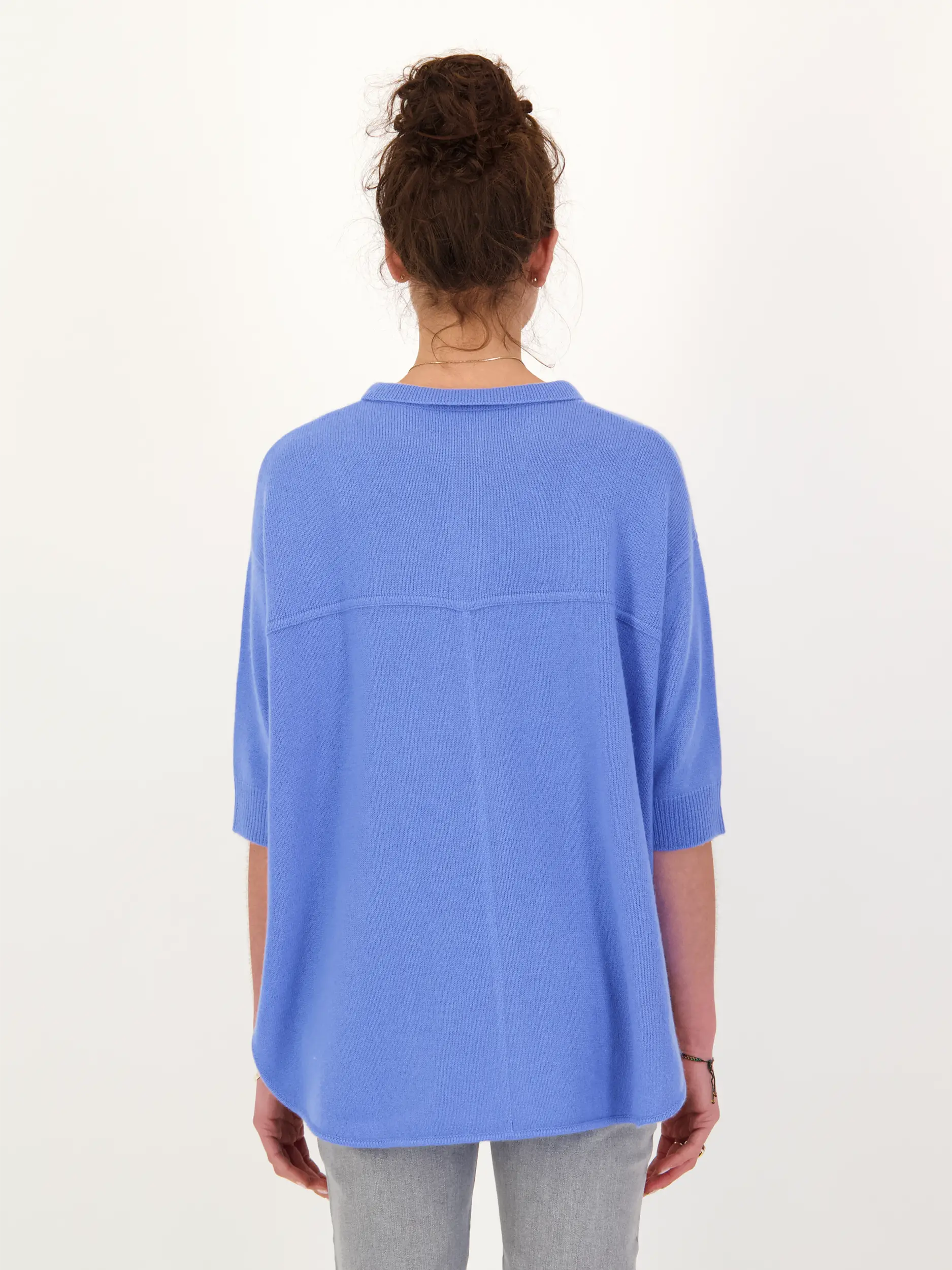 Strickjacke aus Kaschmir Mix - Artikel Rückseite getragen von einem Modell - Farbe: Blau