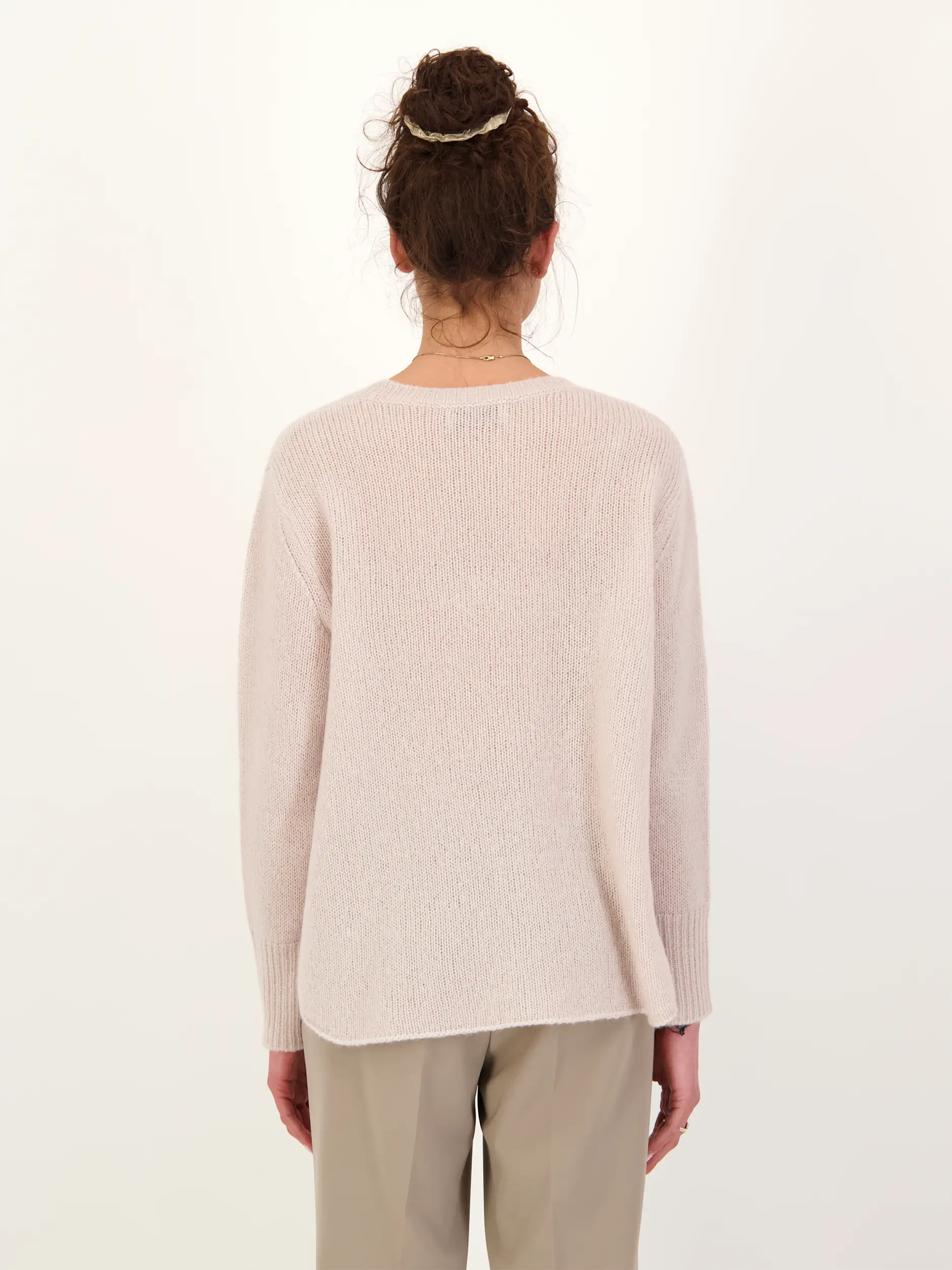 Pullover 'Maicon' aus Kaschmir Seide Mix - Artikel Rückseite getragen von einem Modell - Farbe: Violett