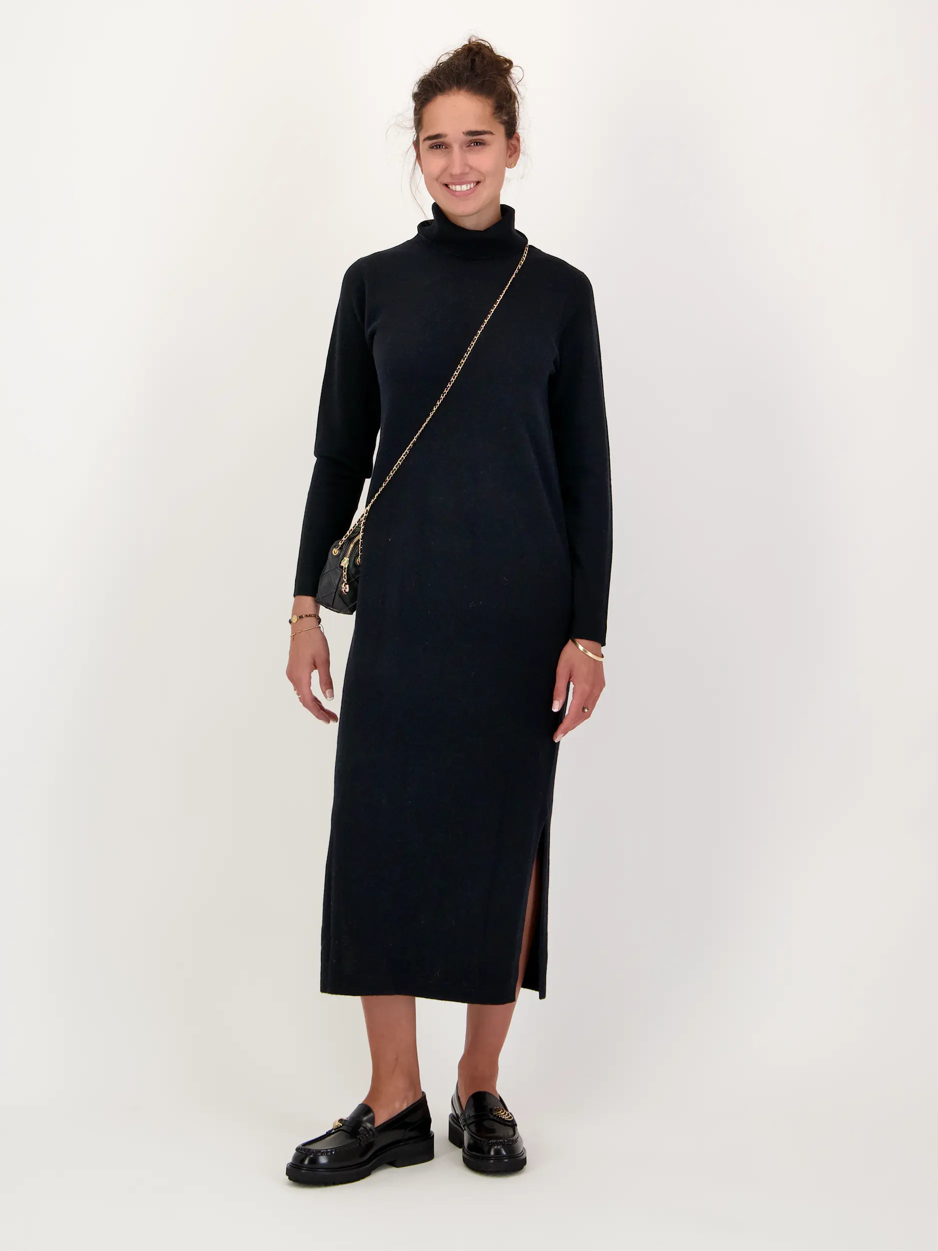 Maxi Strickkleid aus Woll-Mix  - Artikel Vorderseite getragen von einem Modell - Farbe: Schwarz
