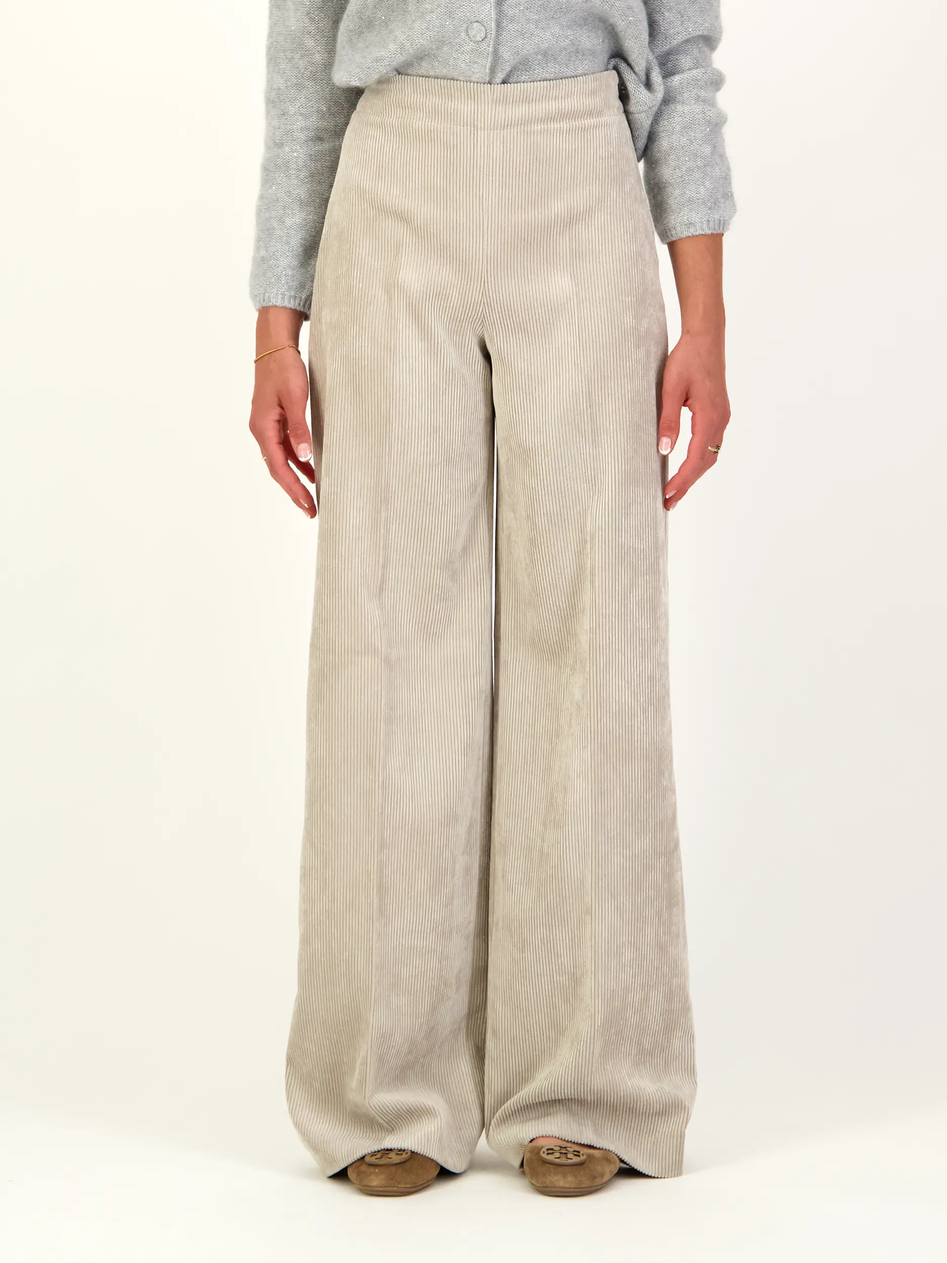 Hose 'Before' - Artikel Vorderseite getragen von einem Modell - Farbe: Beige