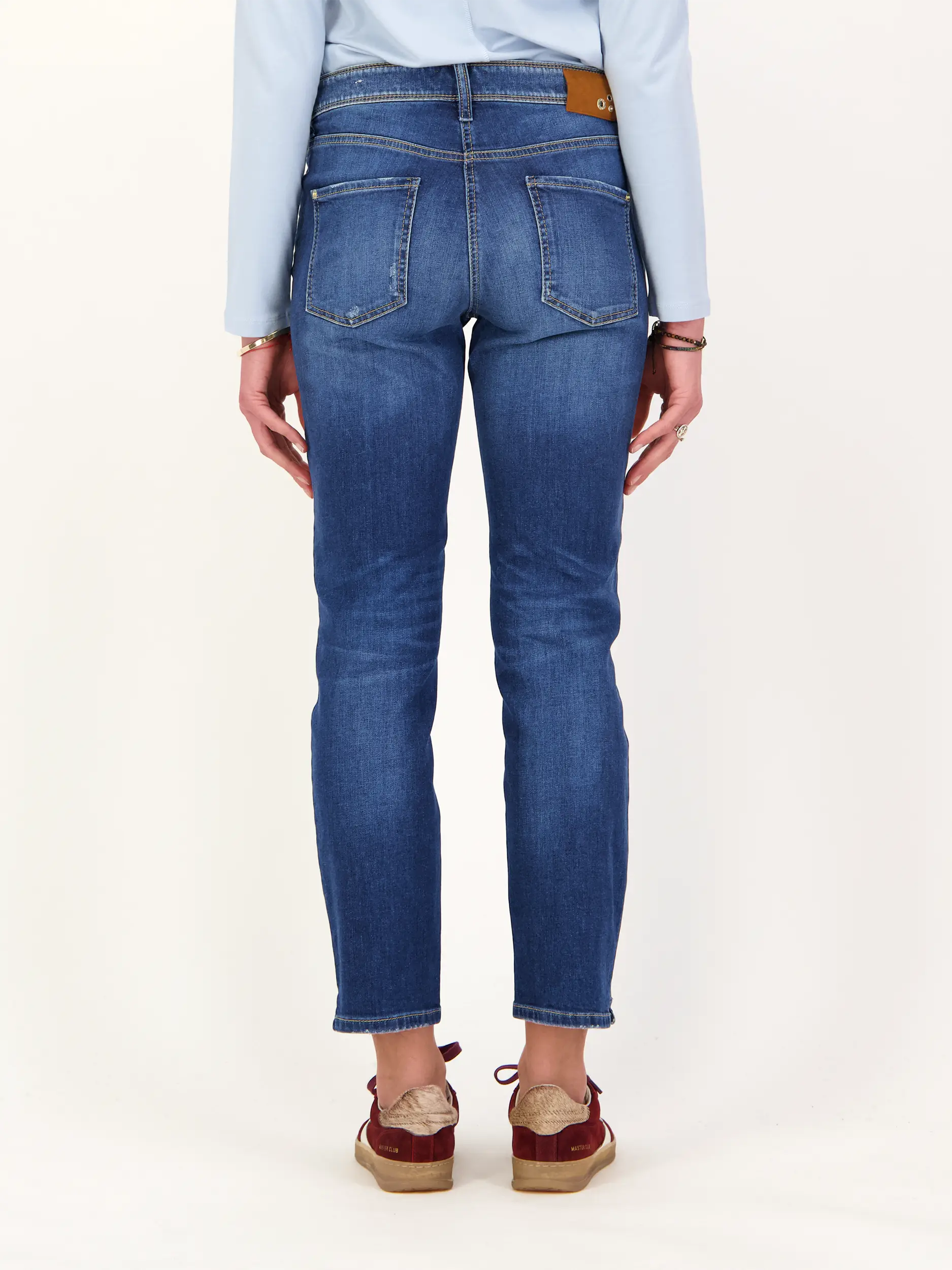 Mid Rise Slim Fit Jeans 'Piper short' - Artikel Rückseite getragen von einem Modell - Farbe: Blau