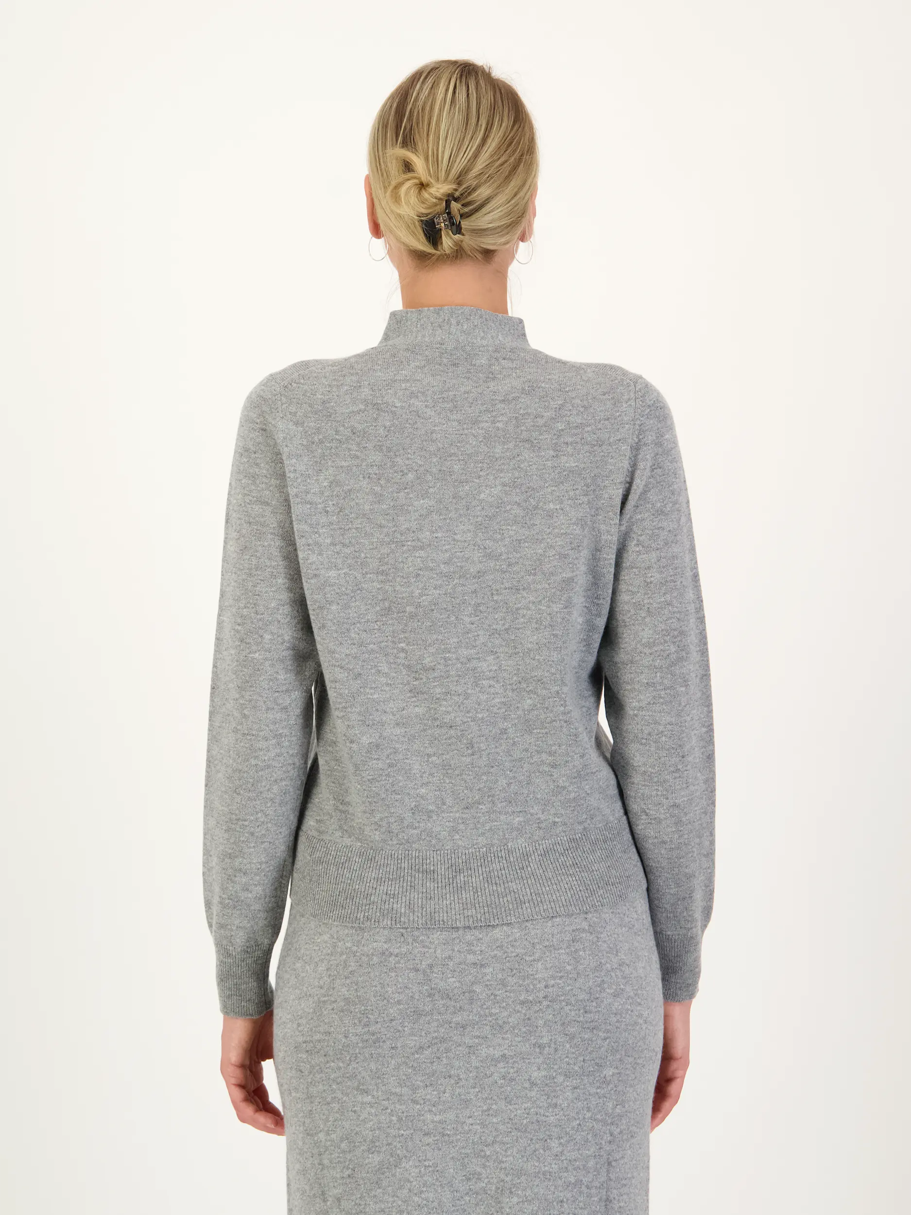 Pullover aus Wolle mit Schluppe langarm - Artikel Rückseite getragen von einem Modell