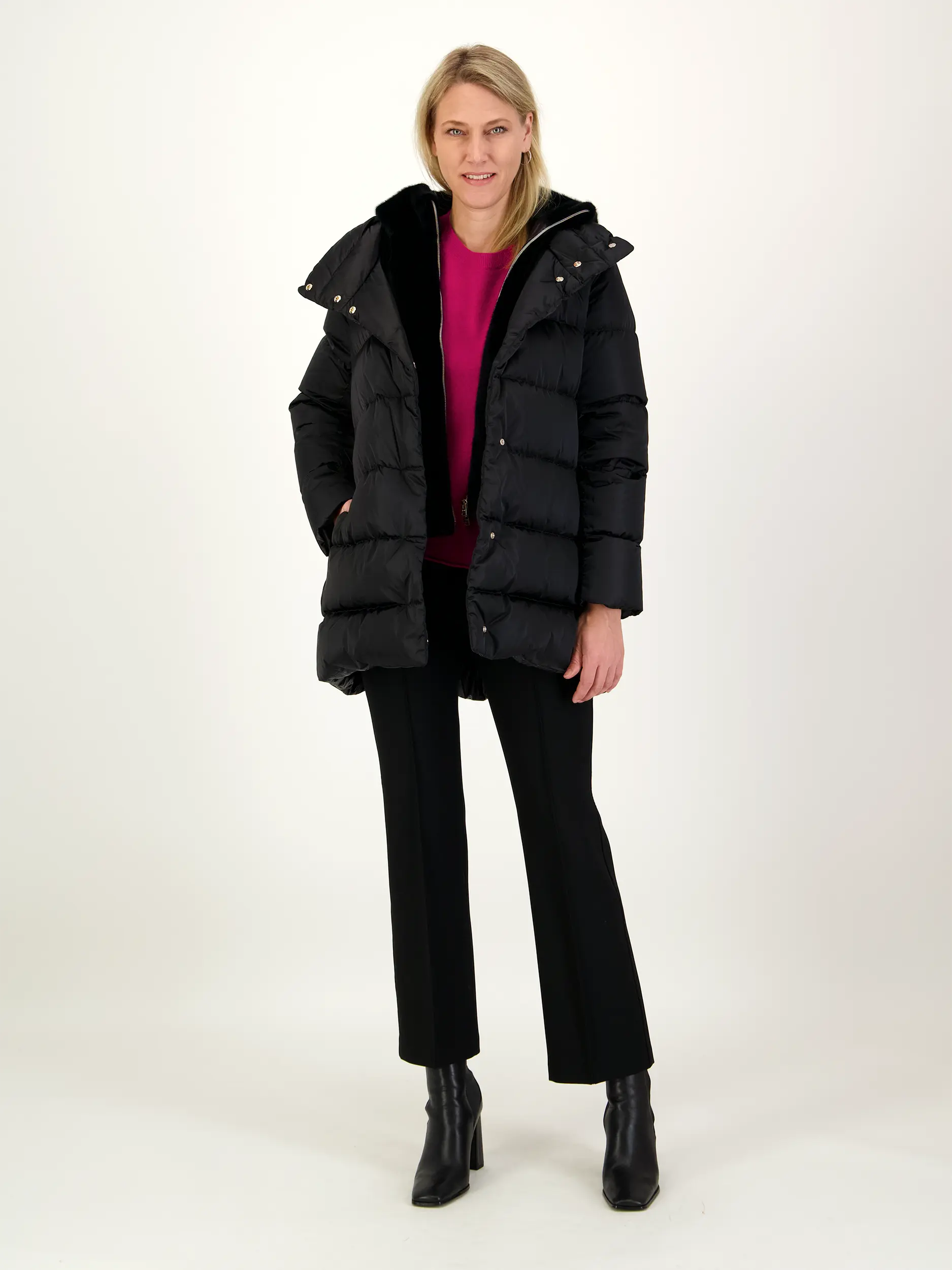 Daunenjacke - Artikel Teil eines Outfits getragen von einem Modell