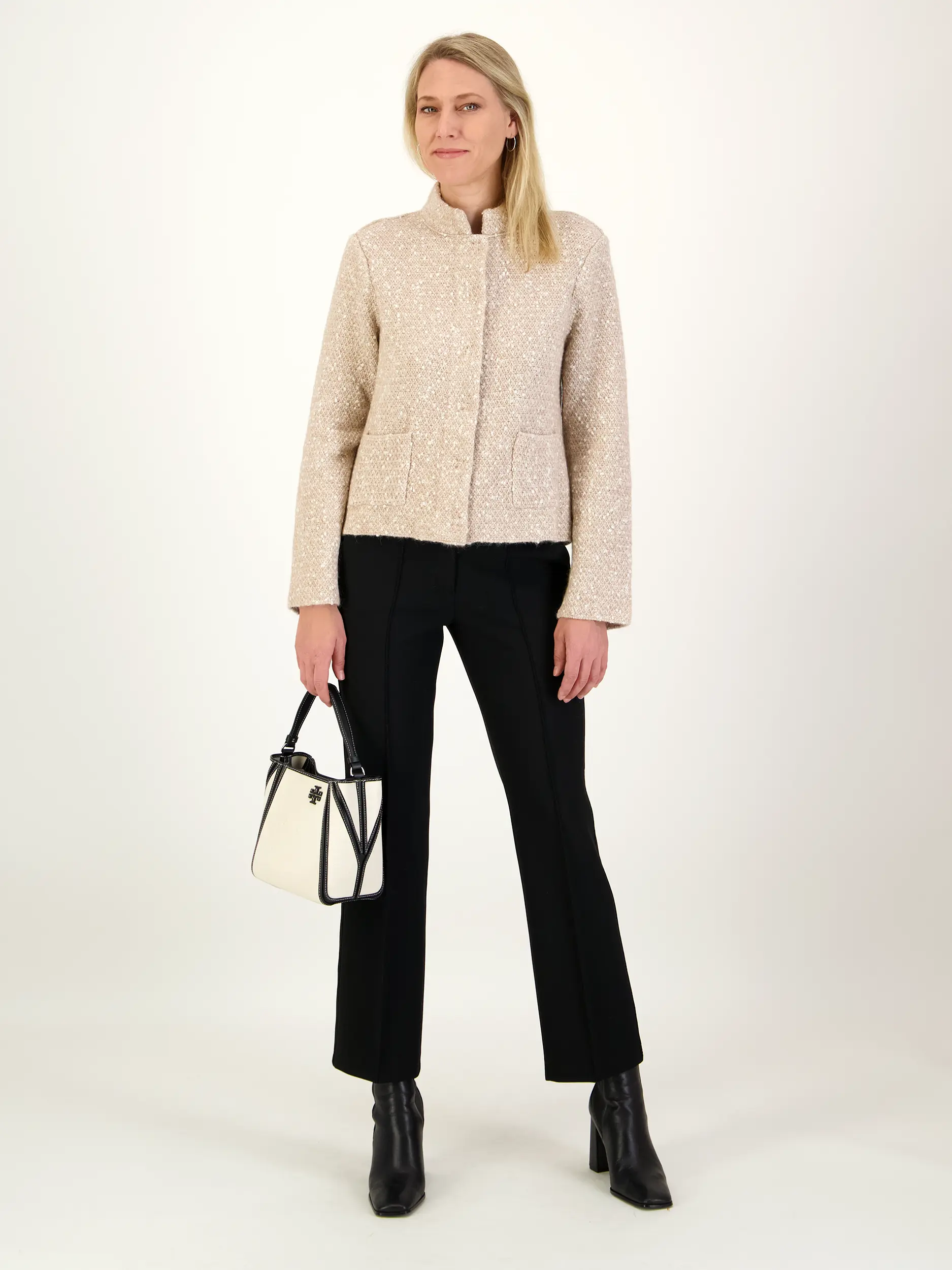 Jacke aus Woll-Mix - Artikel Teil eines Outfits getragen von einem Modell
