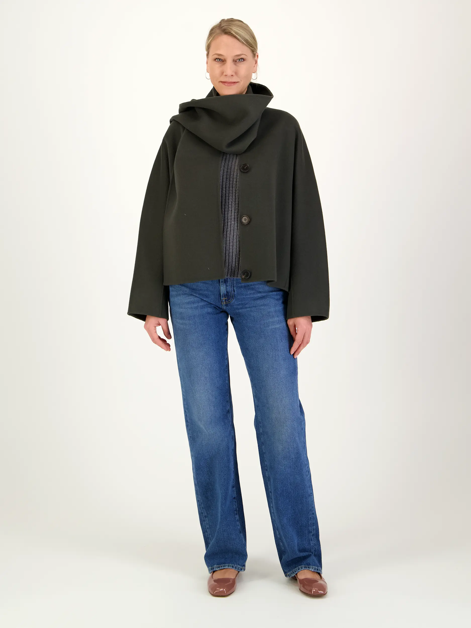 Pullover 'Adele' aus Kaschmir - Artikel Teil eines Outfits getragen von einem Modell - Farbe: Grau