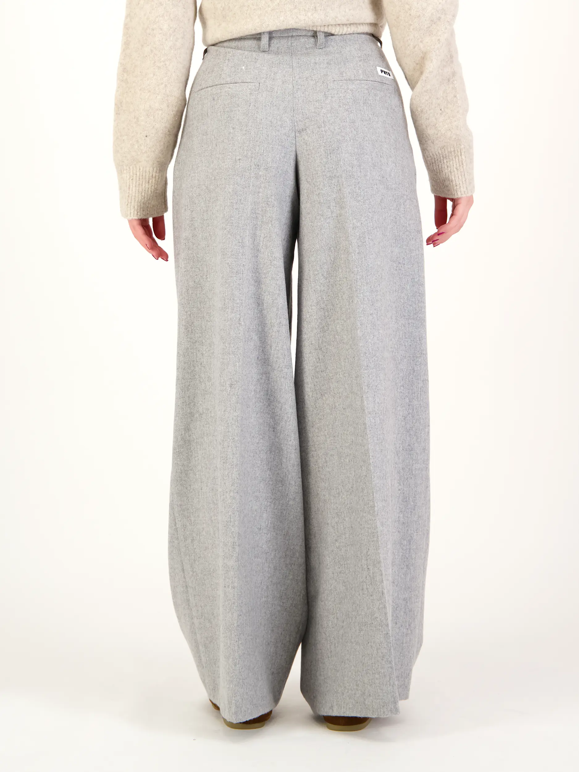 Bundfaltenhose 'The Gent' - Artikel Rückseite getragen von einem Modell - Farbe: Grau