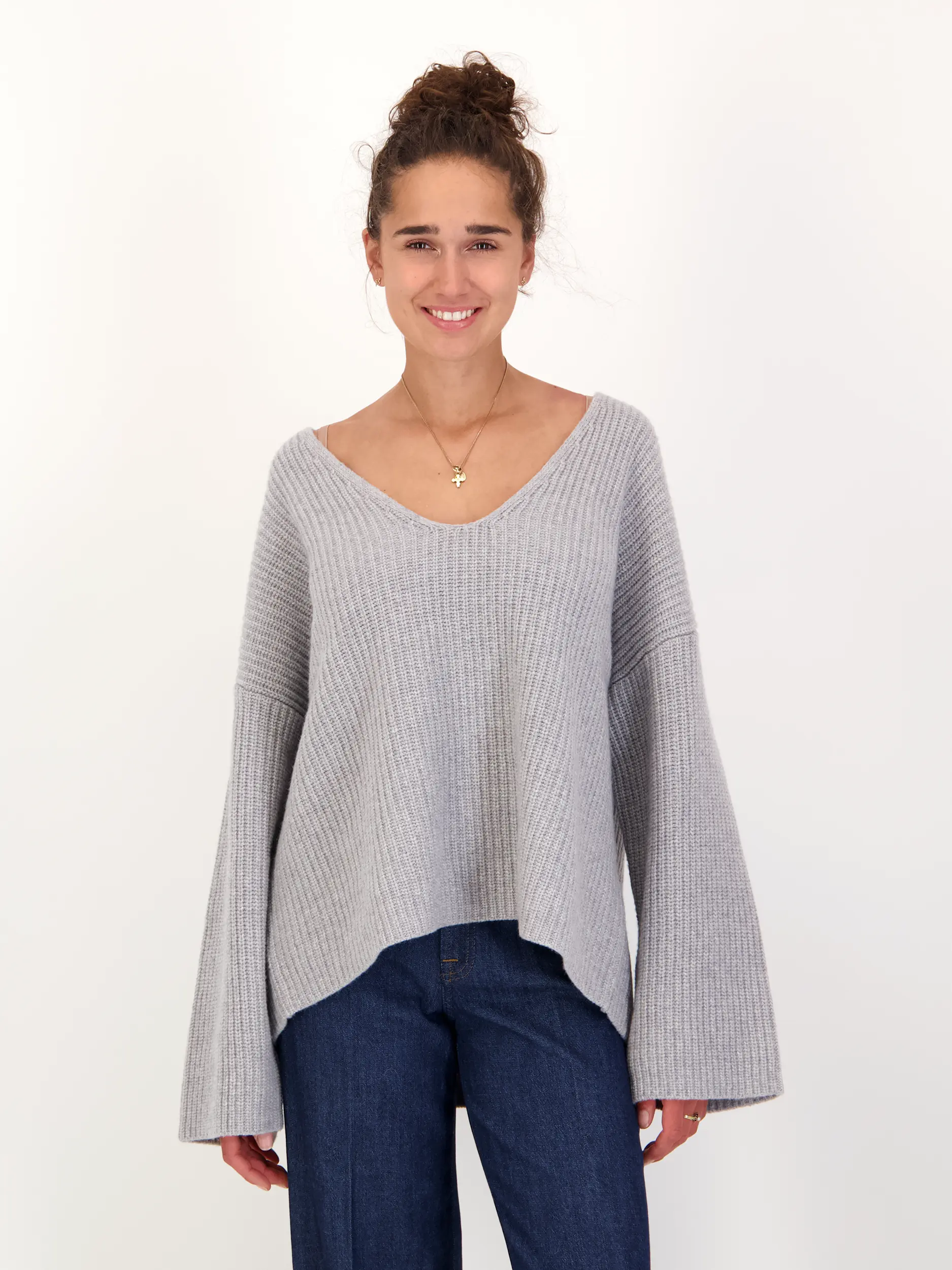 Gerippter Pullover 'Riva' aus Merinowolle langarm - Artikel Vorderseite getragen von einem Modell - Farbe: Grau