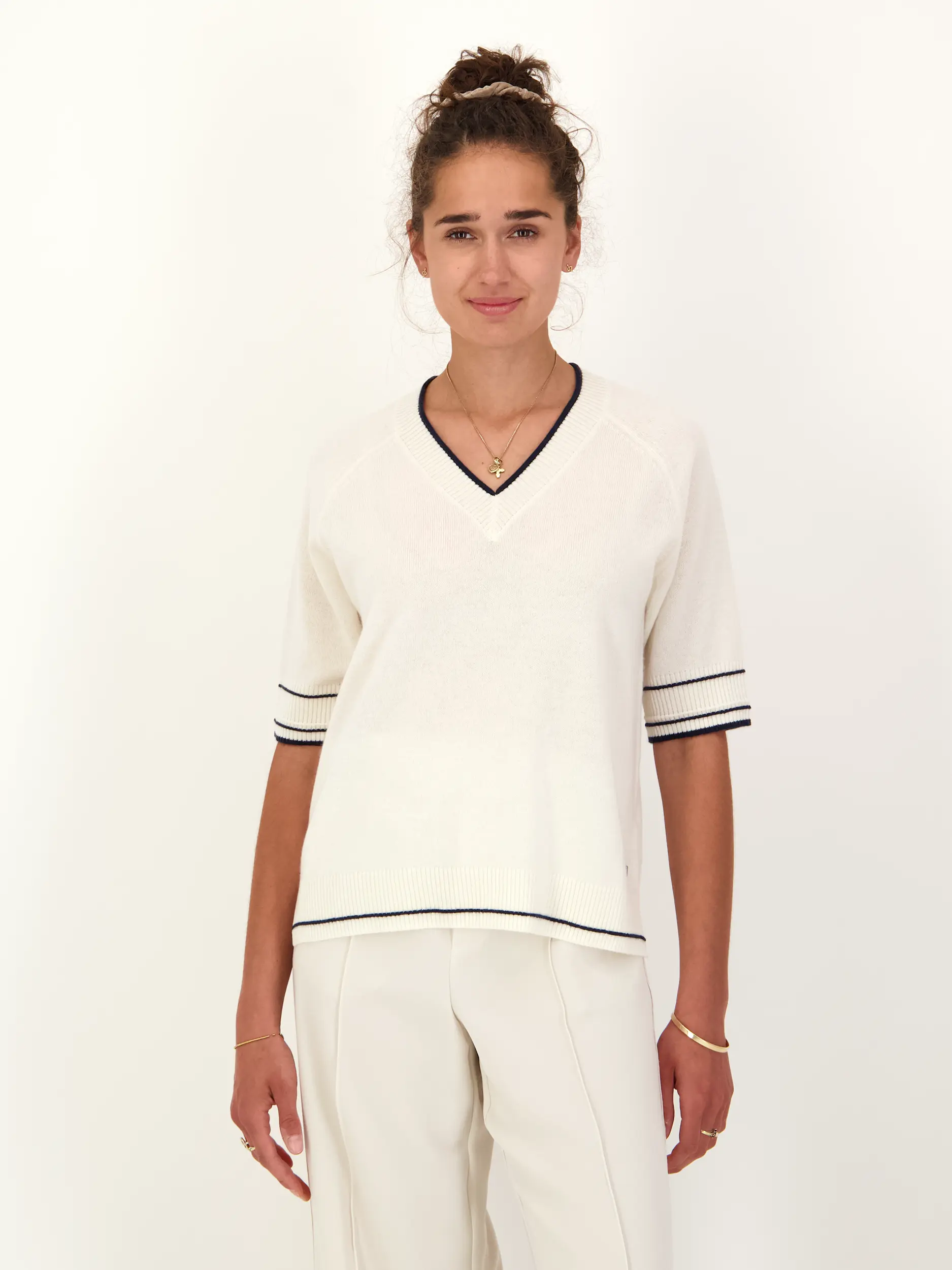 Pullover 'Chiri' aus Wolle 3/4-Arm - Artikel Vorderseite getragen von einem Modell - Farbe: Creme