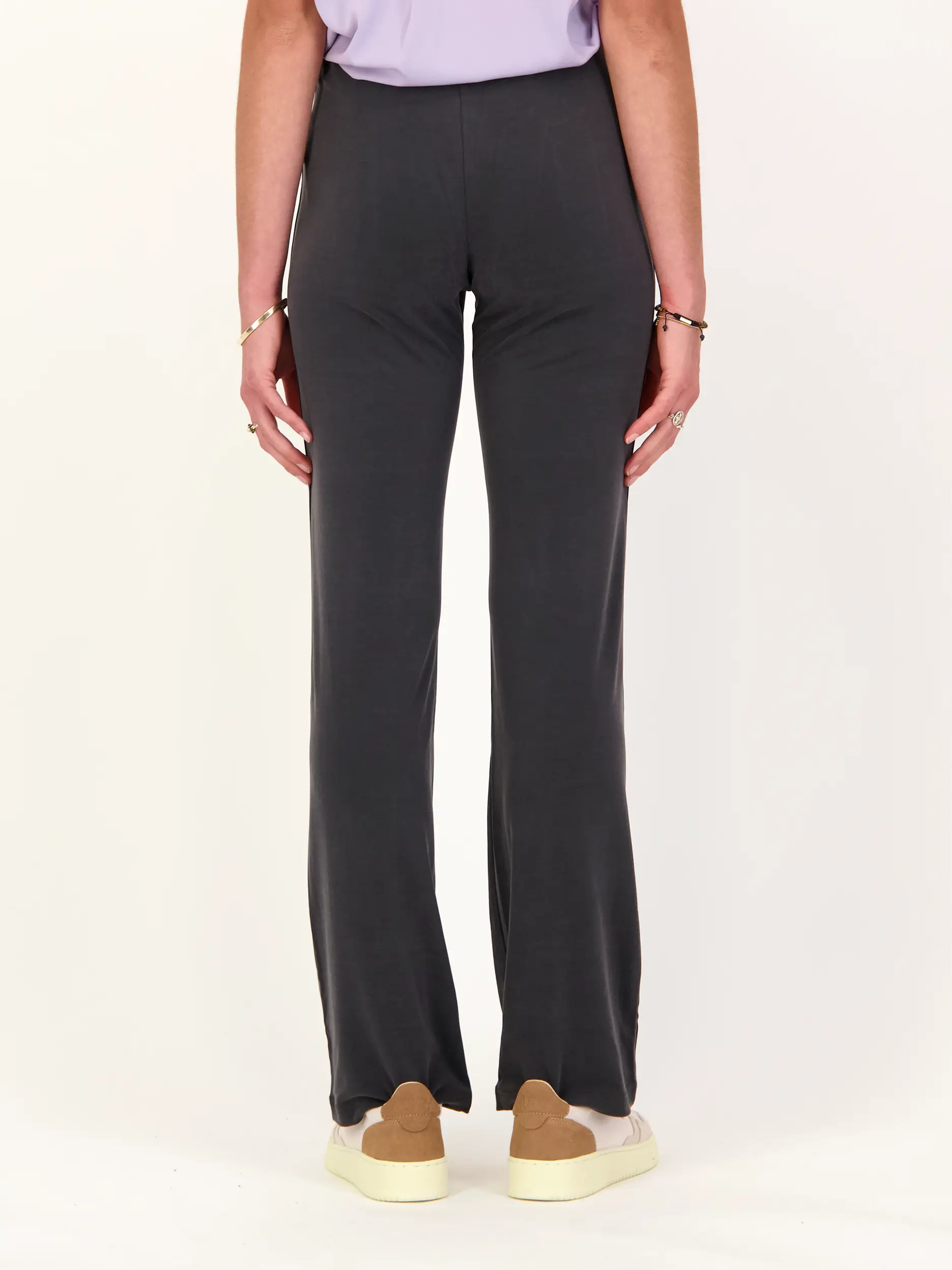 Hose 'Sasus' - Artikel Rückseite getragen von einem Modell - Farbe: Grau