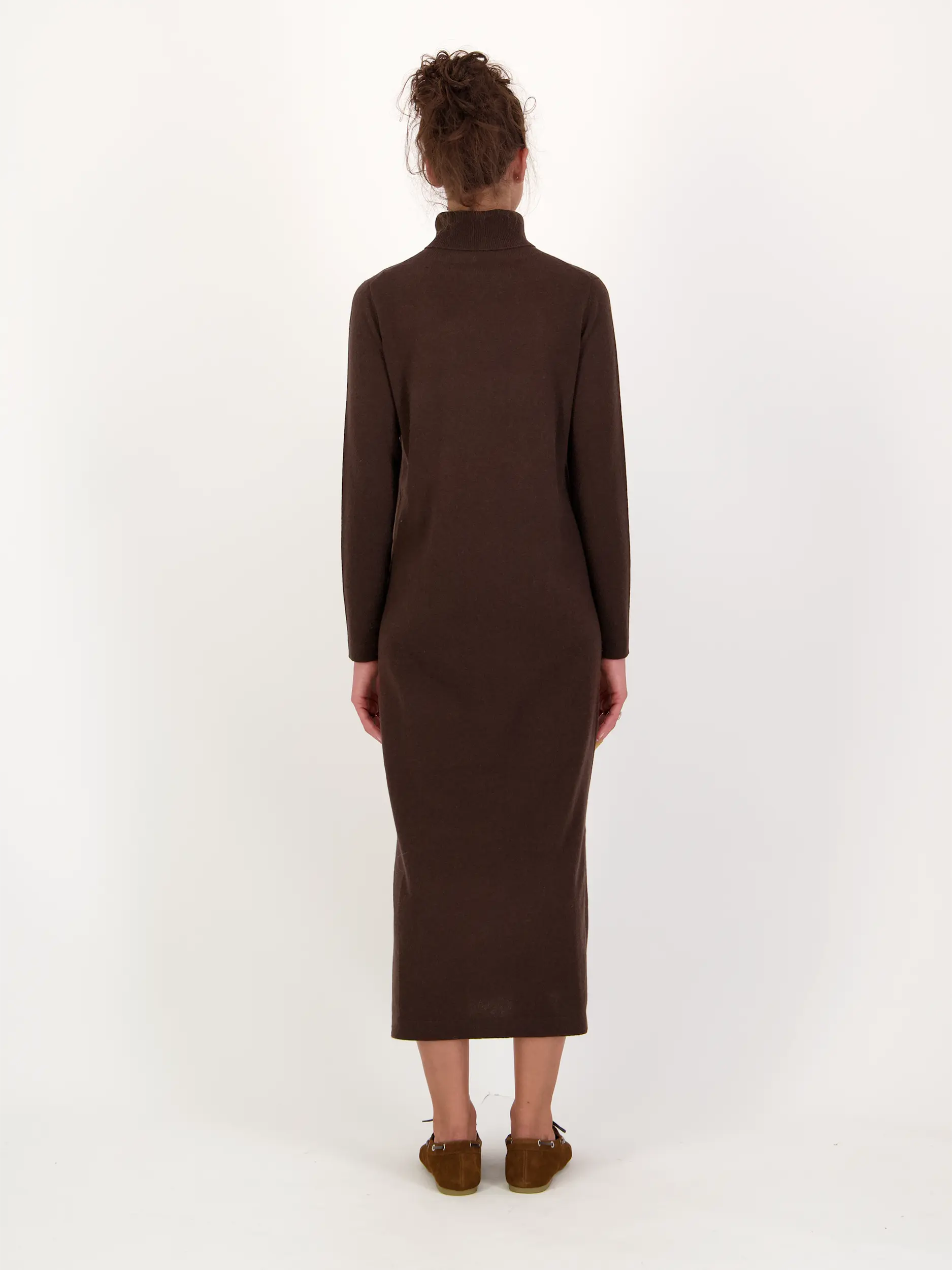Maxi Strickkleid aus Woll-Mix  - Artikel Rückseite getragen von einem Modell - Farbe: Braun