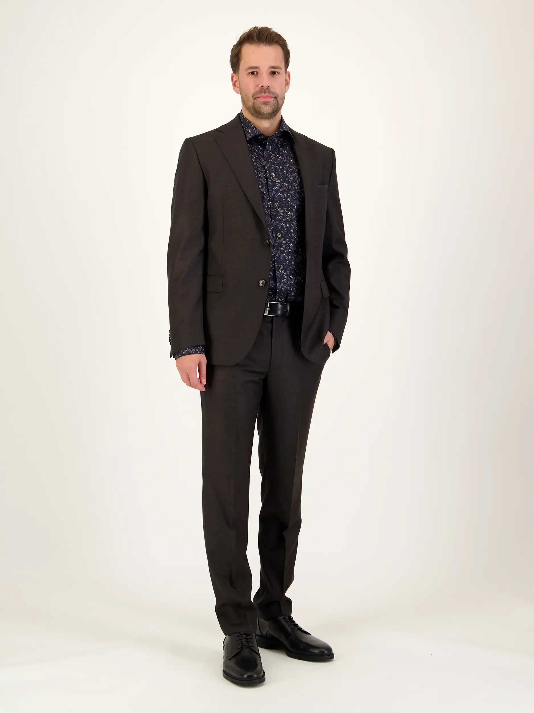 Hose aus Wolle - Artikel Teil eines Outfits getragen von einem Modell - Farbe: Braun