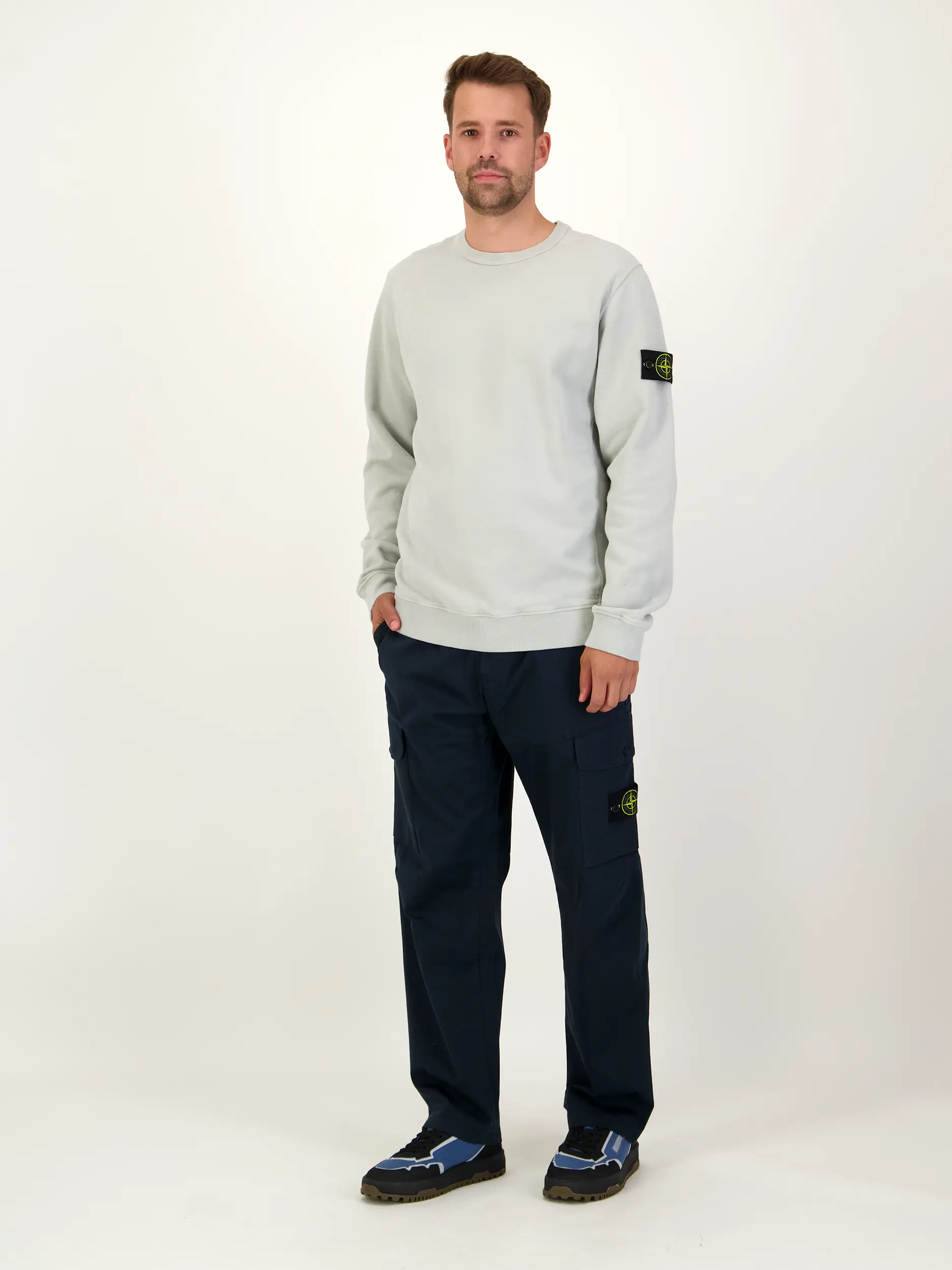 Sweatshirt - Artikel Teil eines Outfits getragen von einem Modell