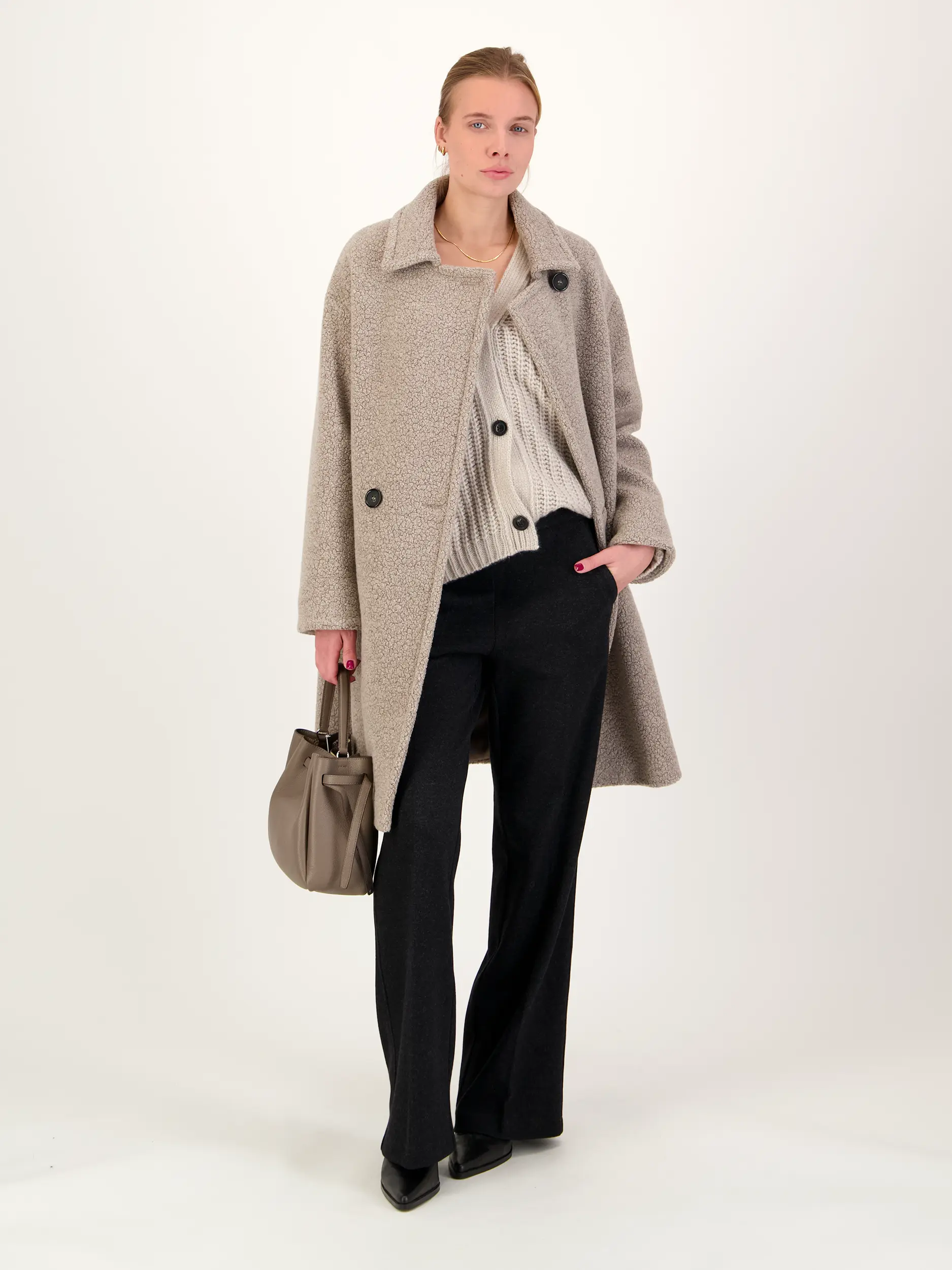 Mantel - Artikel Teil eines Outfits getragen von einem Modell - Farbe: Beige