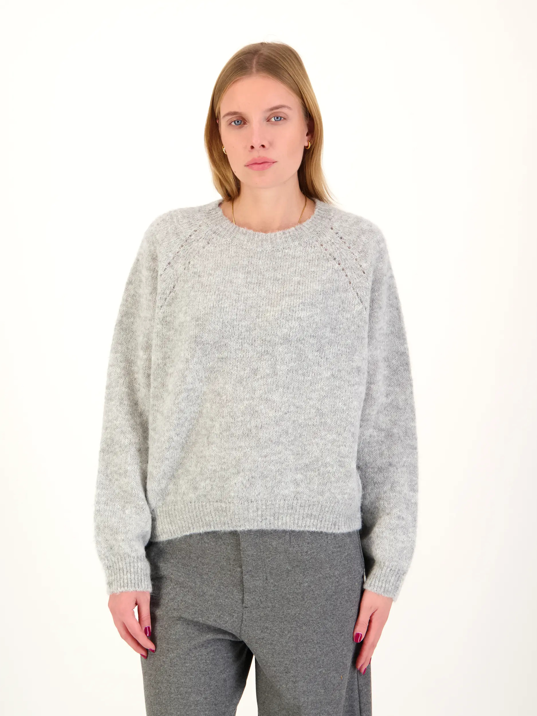 Pullover 'Pemiri' langarm - Artikel Vorderseite getragen von einem Modell - Farbe: Grau