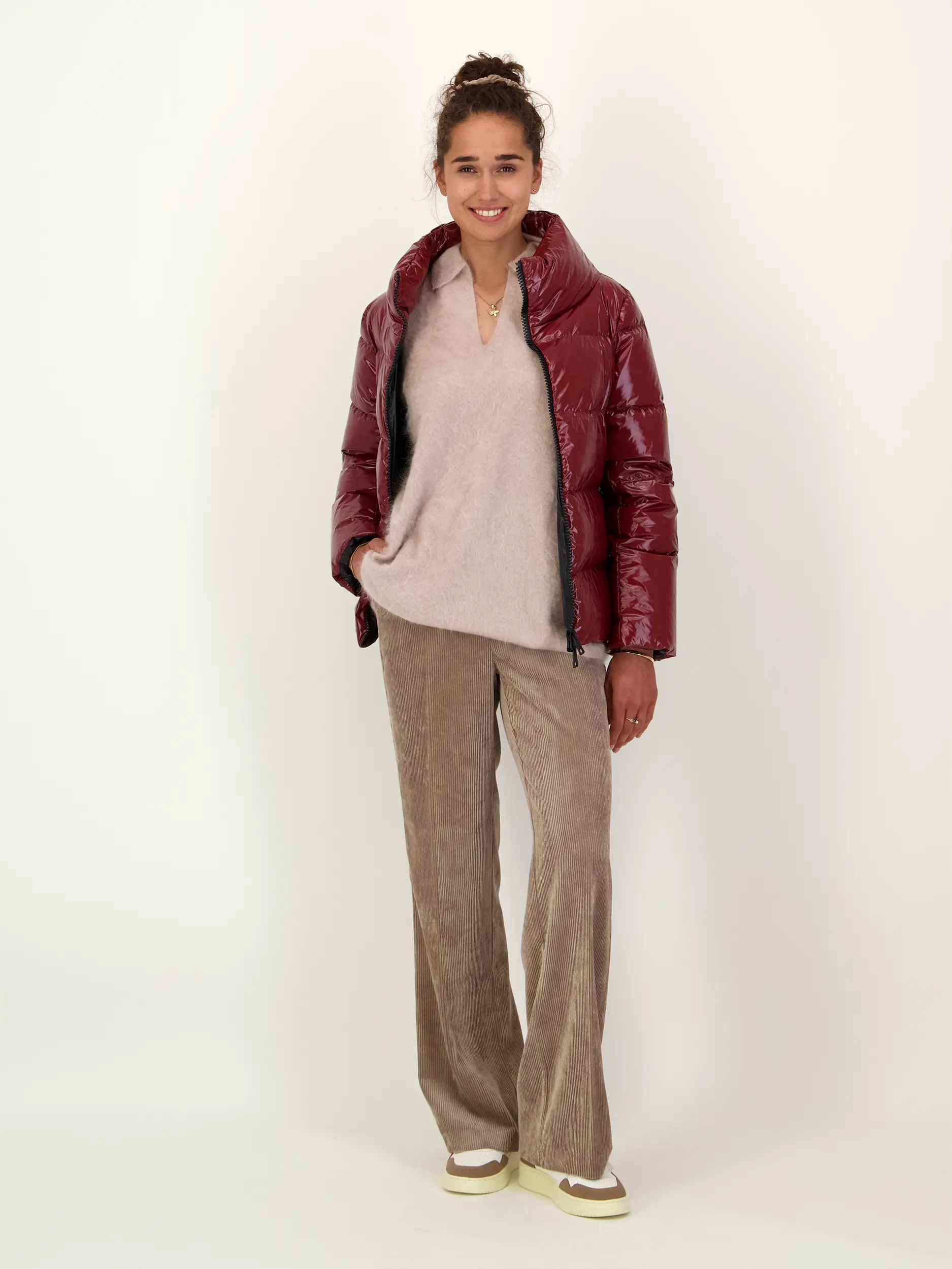 Daunenjacke  - Artikel Teil eines Outfits getragen von einem Modell