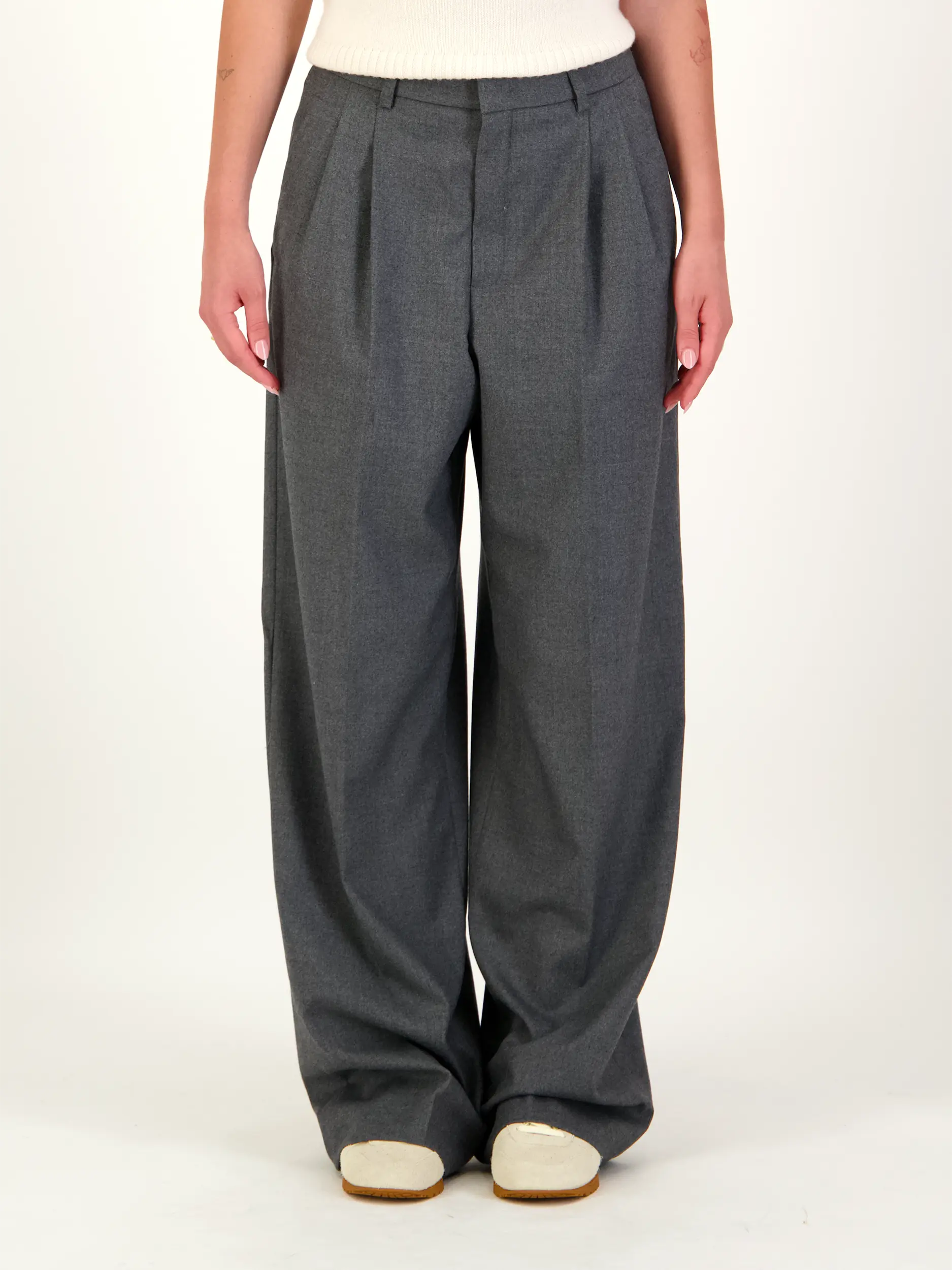 Unisex Bundfaltenhose 'Noa' - Artikel Rückseite getragen von einem Modell