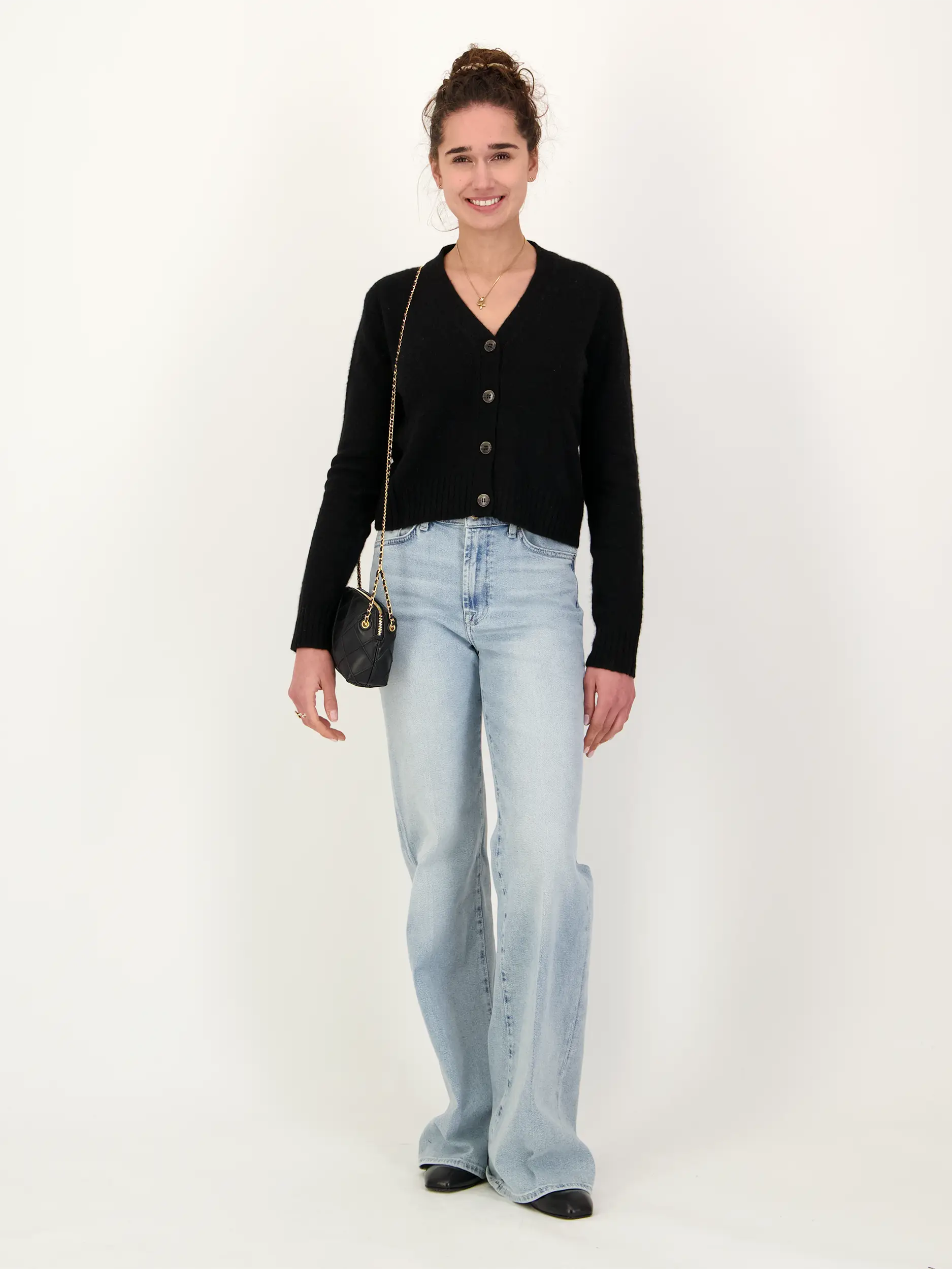 Strickjacke - Artikel Teil eines Outfits getragen von einem Modell - Farbe: Schwarz