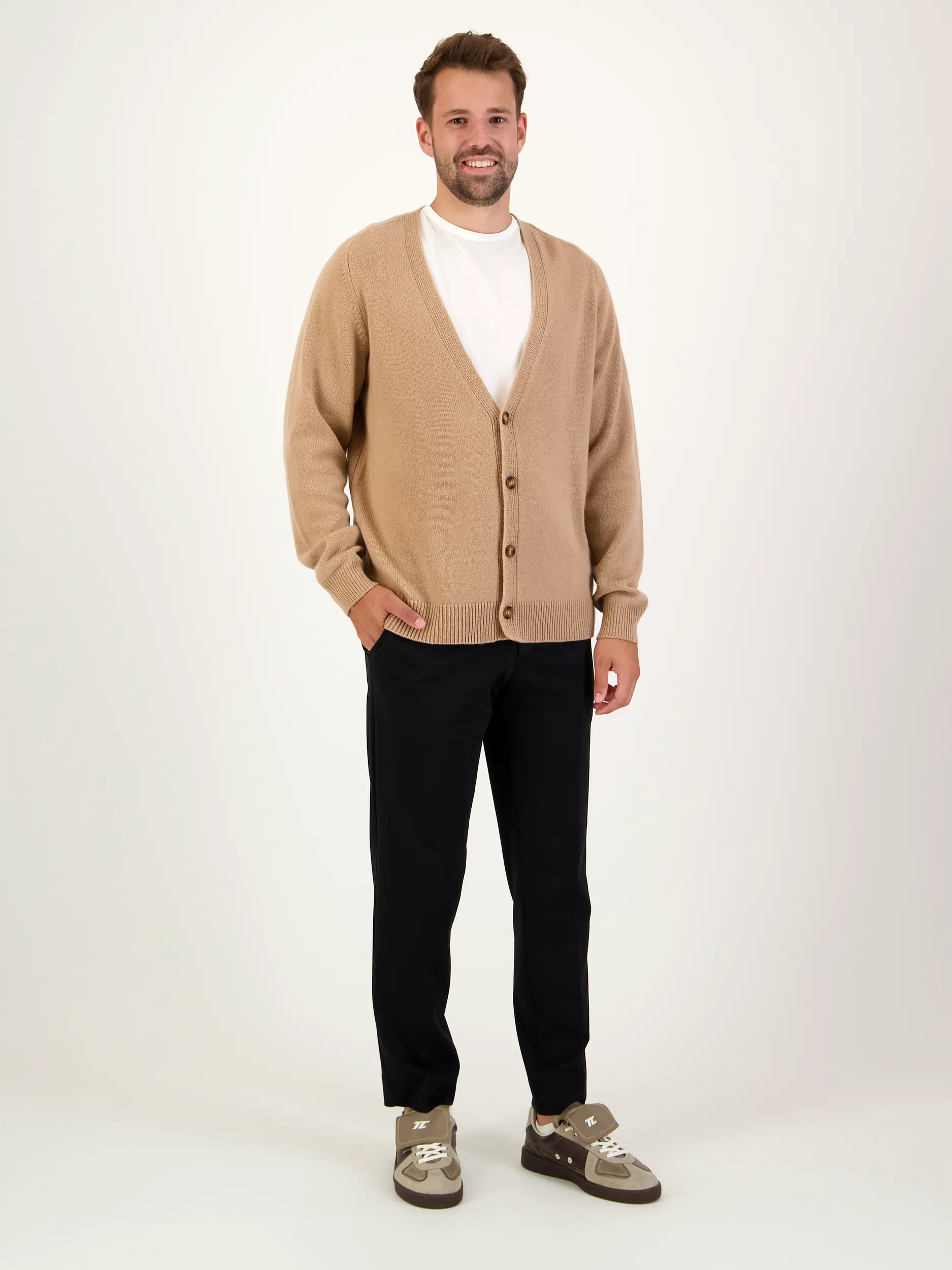 Strickjacke aus Kaschmir langarm - Artikel Teil eines Outfits getragen von einem Modell - Farbe: Braun