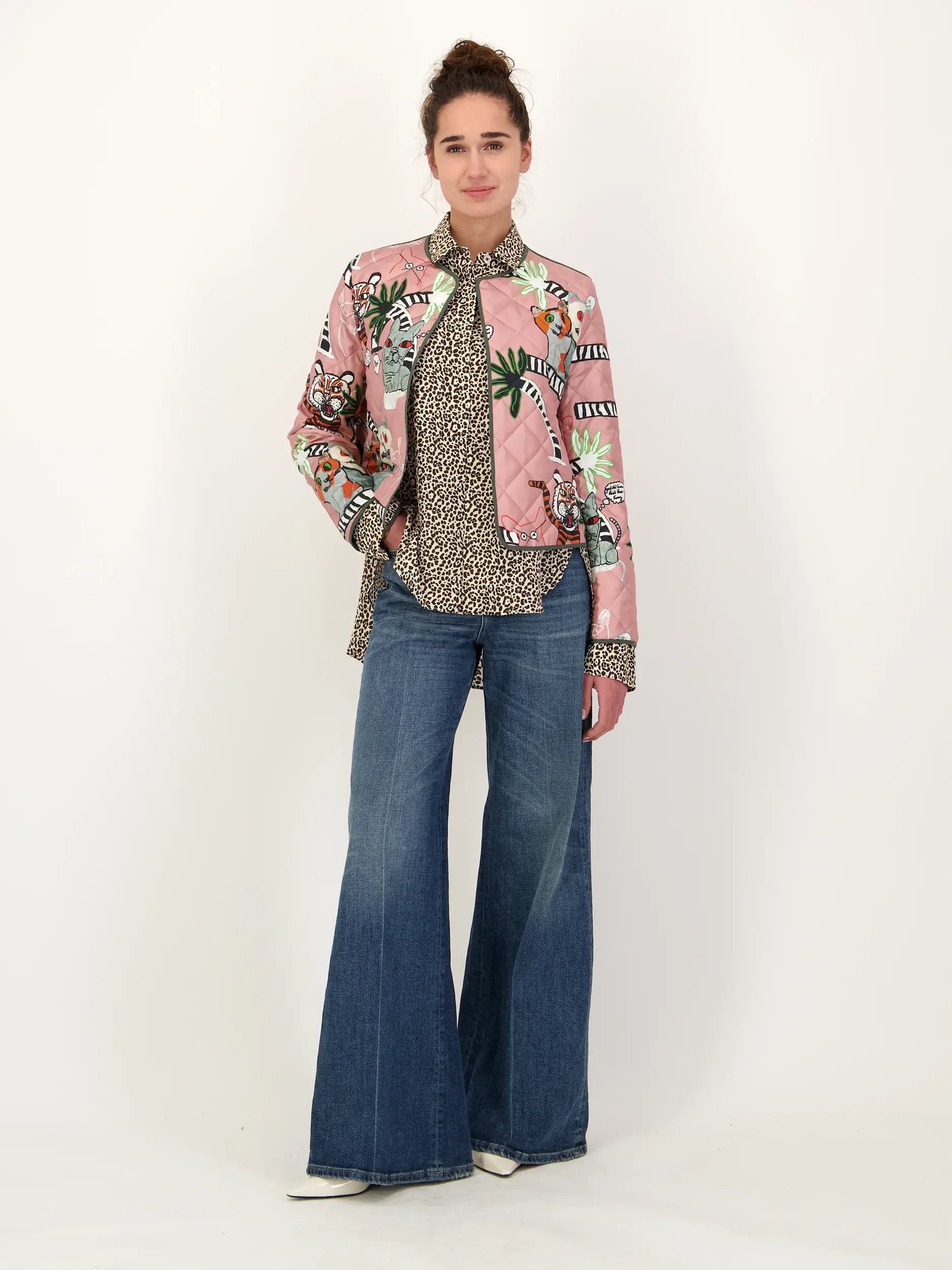 Gemusterte Steppjacke aus Seide - Artikel Teil eines Outfits getragen von einem Modell - Farbe: Rosa&Pink