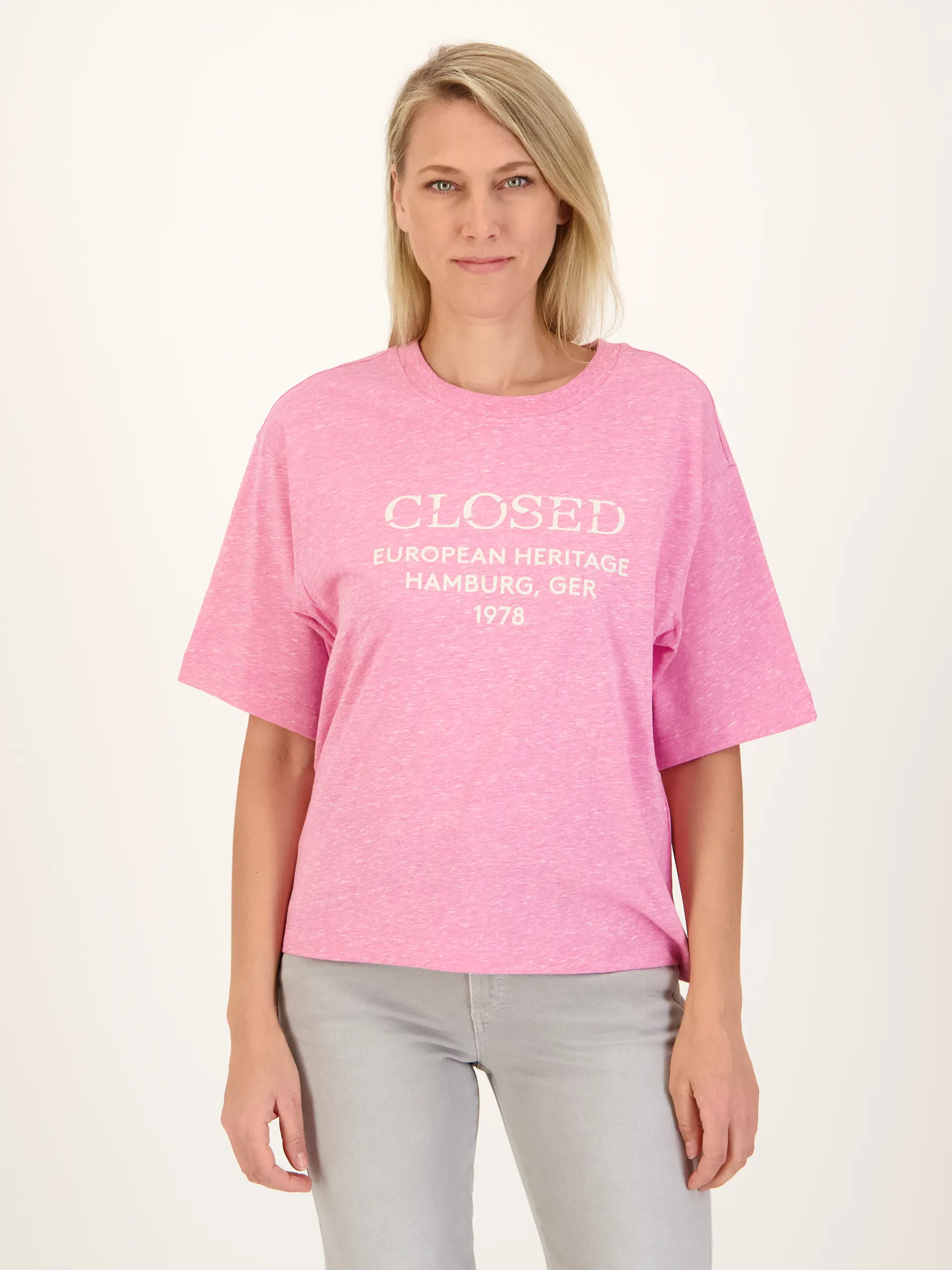 T-Shirt mit Logo-Print - Artikel Vorderseite getragen von einem Modell