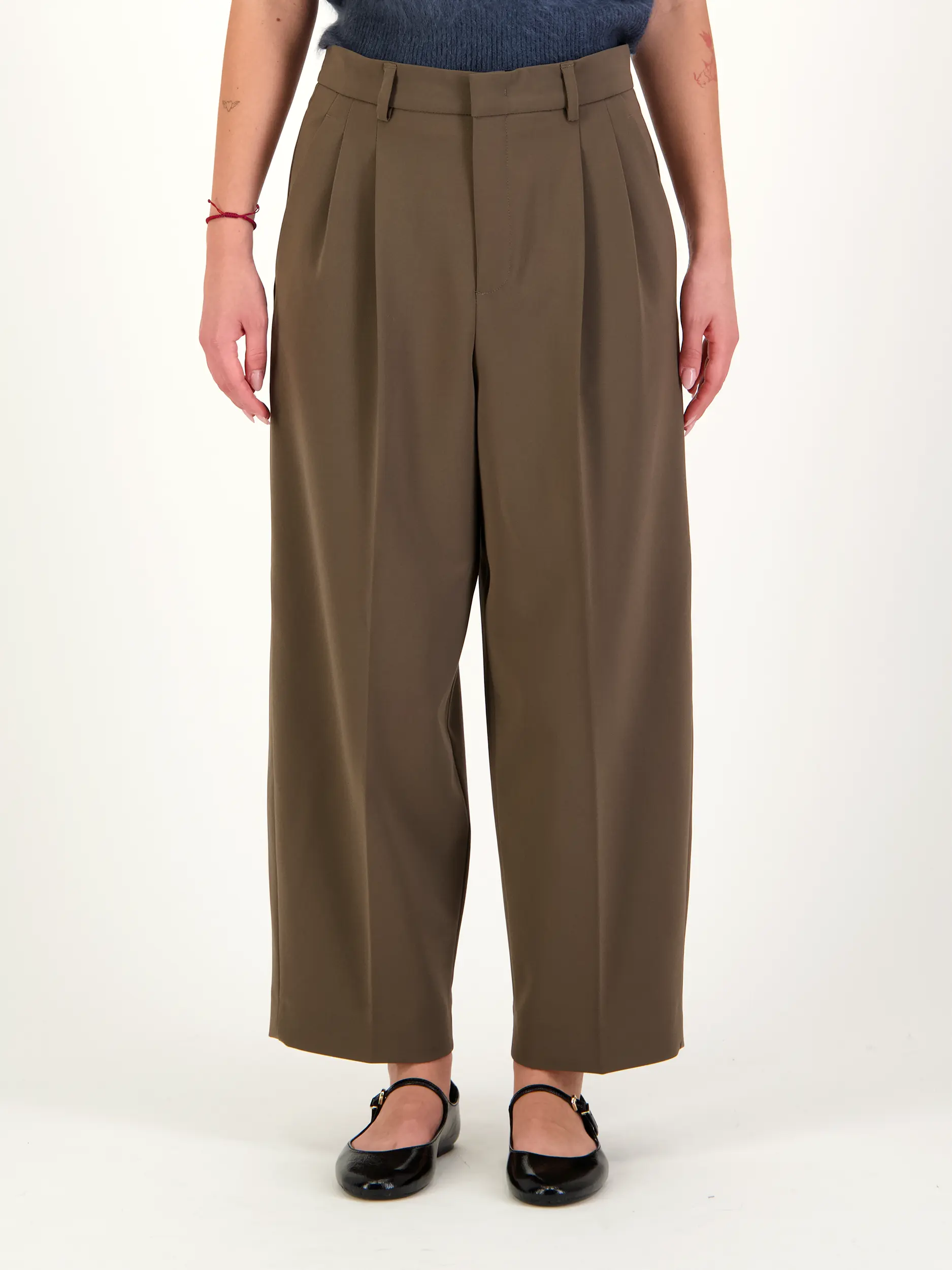 Unisex Hose 'Noa Crop' - Artikel Vorderseite getragen von einem Modell - Farbe: Braun
