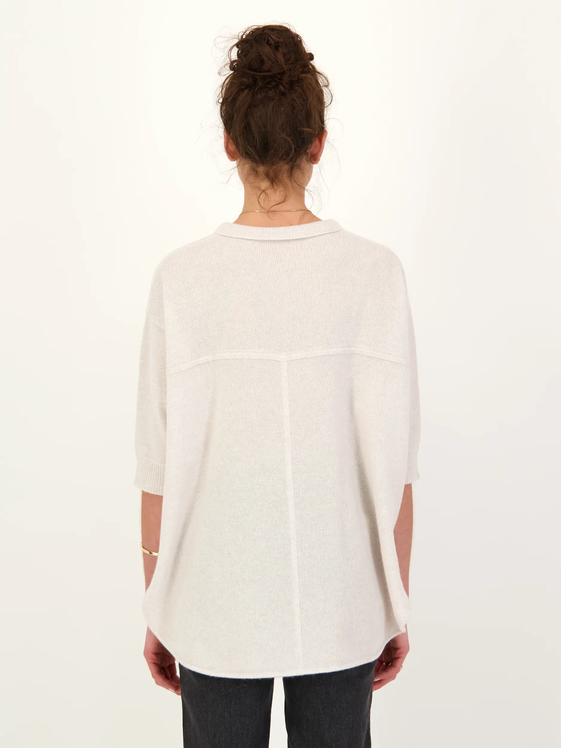 Strickjacke aus Kaschmir Mix - Artikel Rückseite getragen von einem Modell - Farbe: Beige