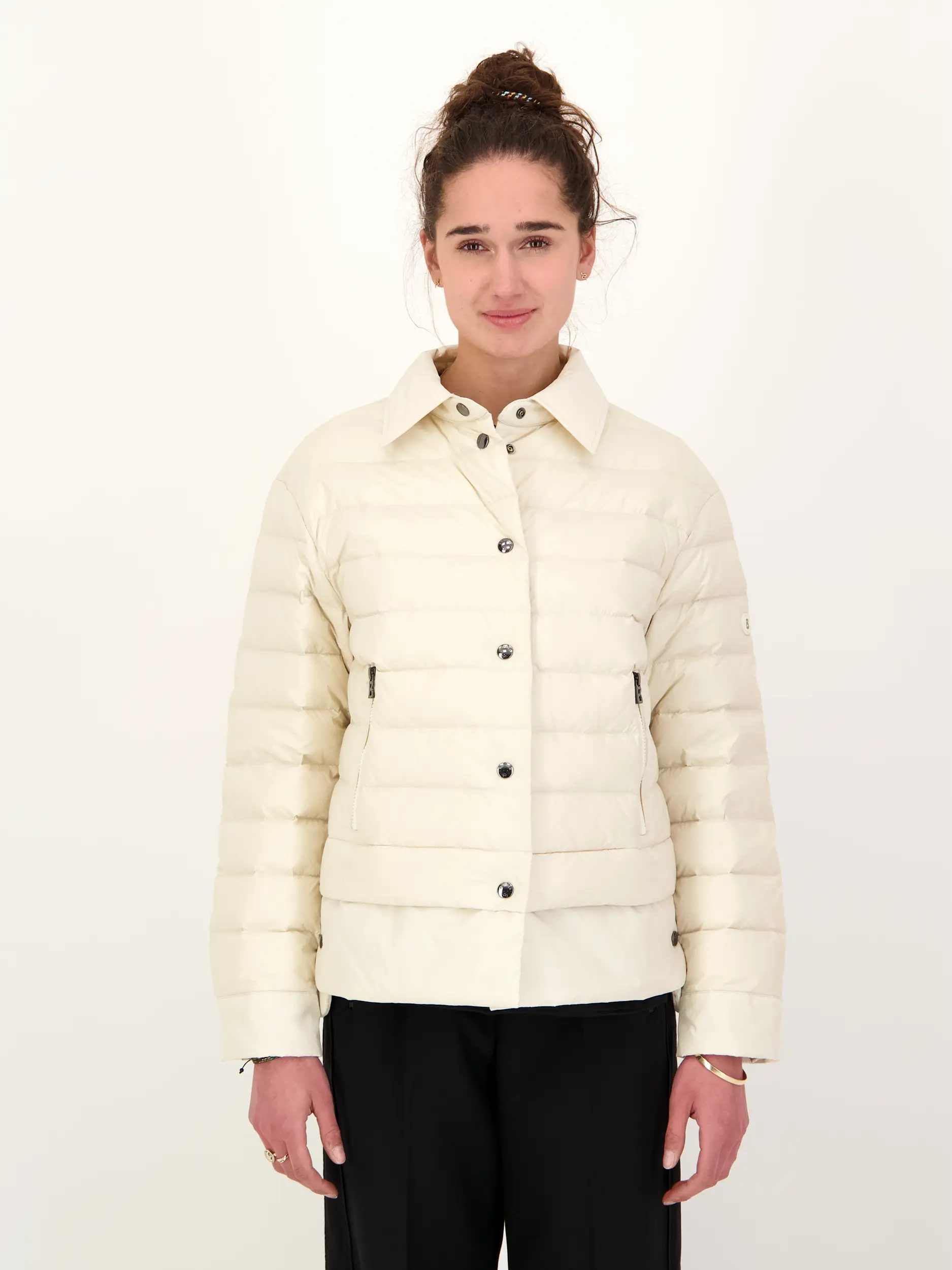 Daunenjacke 'Audrey' - Artikel Vorderseite getragen von einem Modell - Farbe: Creme