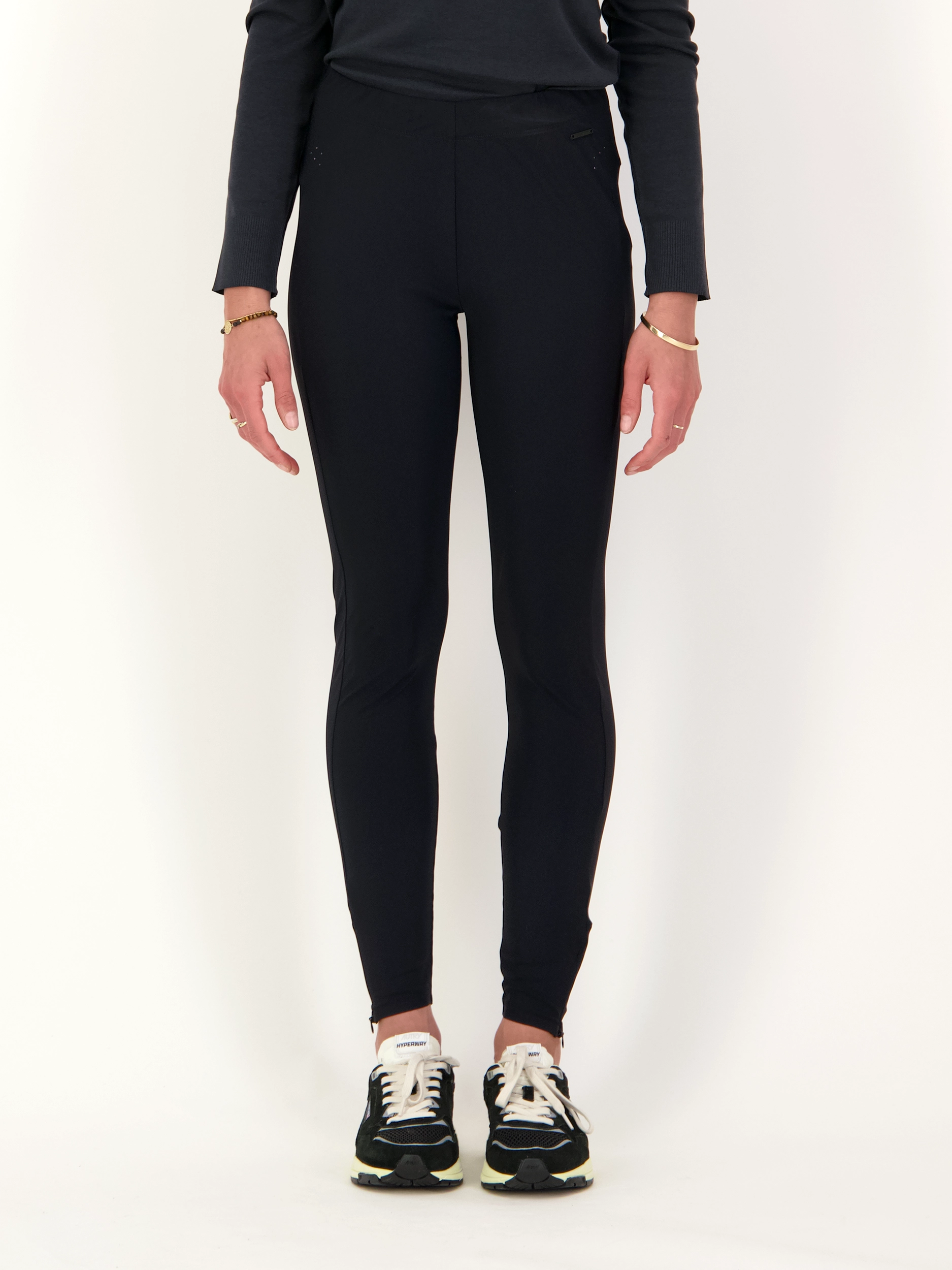Sporthose 'Pepa' - Artikel Vorderseite getragen von einem Modell - Farbe: Schwarz