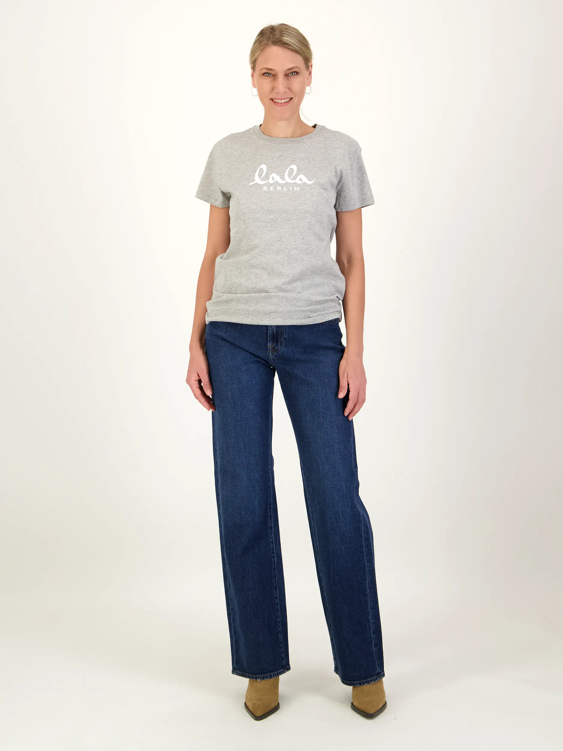 T-Shirt 'Lala' - Artikel Teil eines Outfits getragen von einem Modell - Farbe: Grau