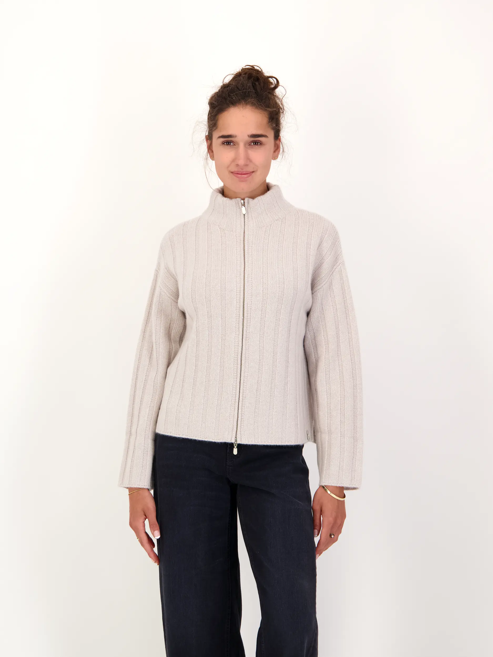 Strickjacke aus Kaschmir - Artikel Vorderseite getragen von einem Modell - Farbe: Beige