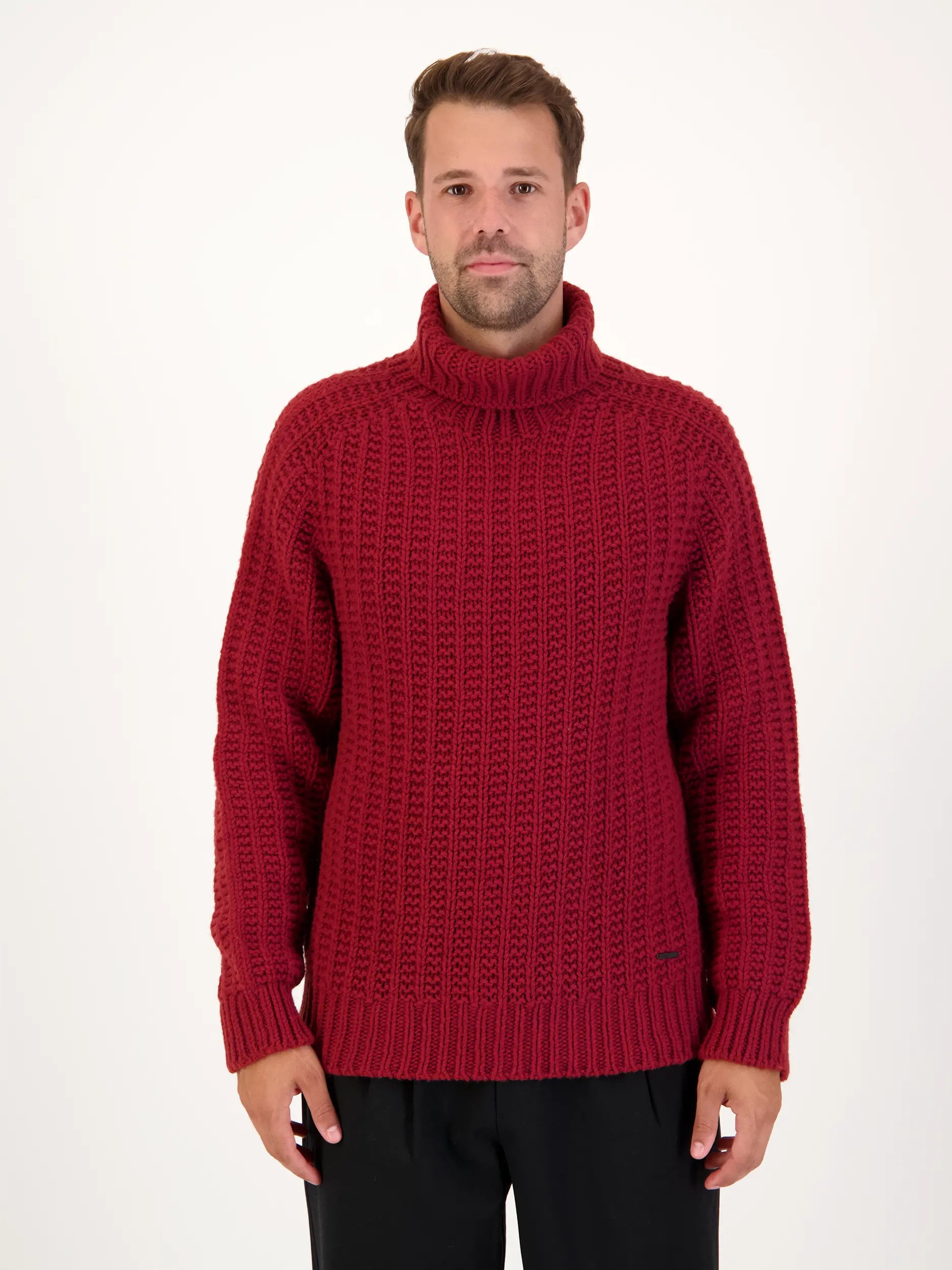 Rollkragenpullover 'Finar' aus Woll-Mix langarm - Artikel Vorderseite getragen von einem Modell - Farbe: Rot