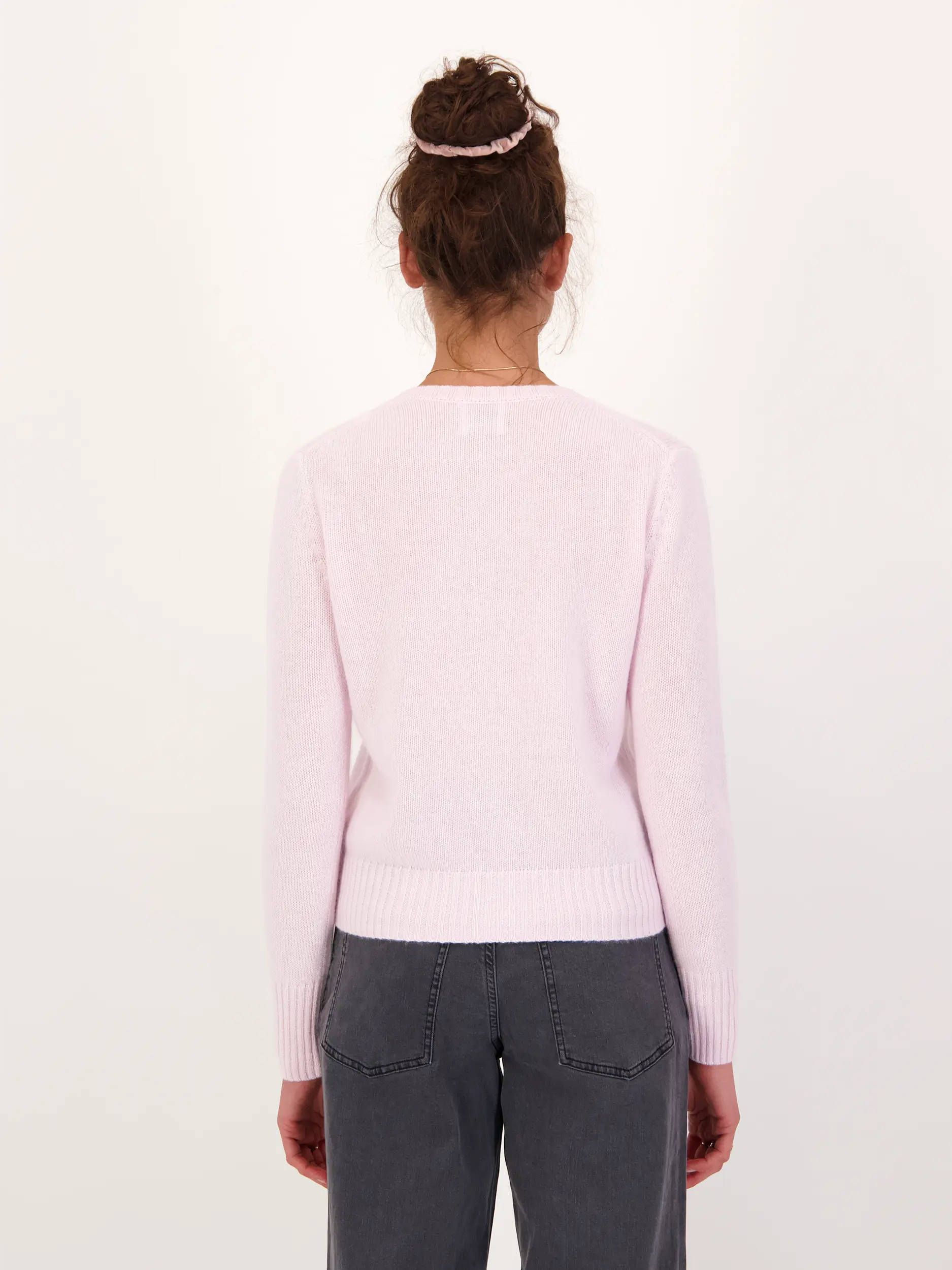Strickjacke aus Kaschmir - Artikel Rückseite getragen von einem Modell - Farbe: Rosa&Pink